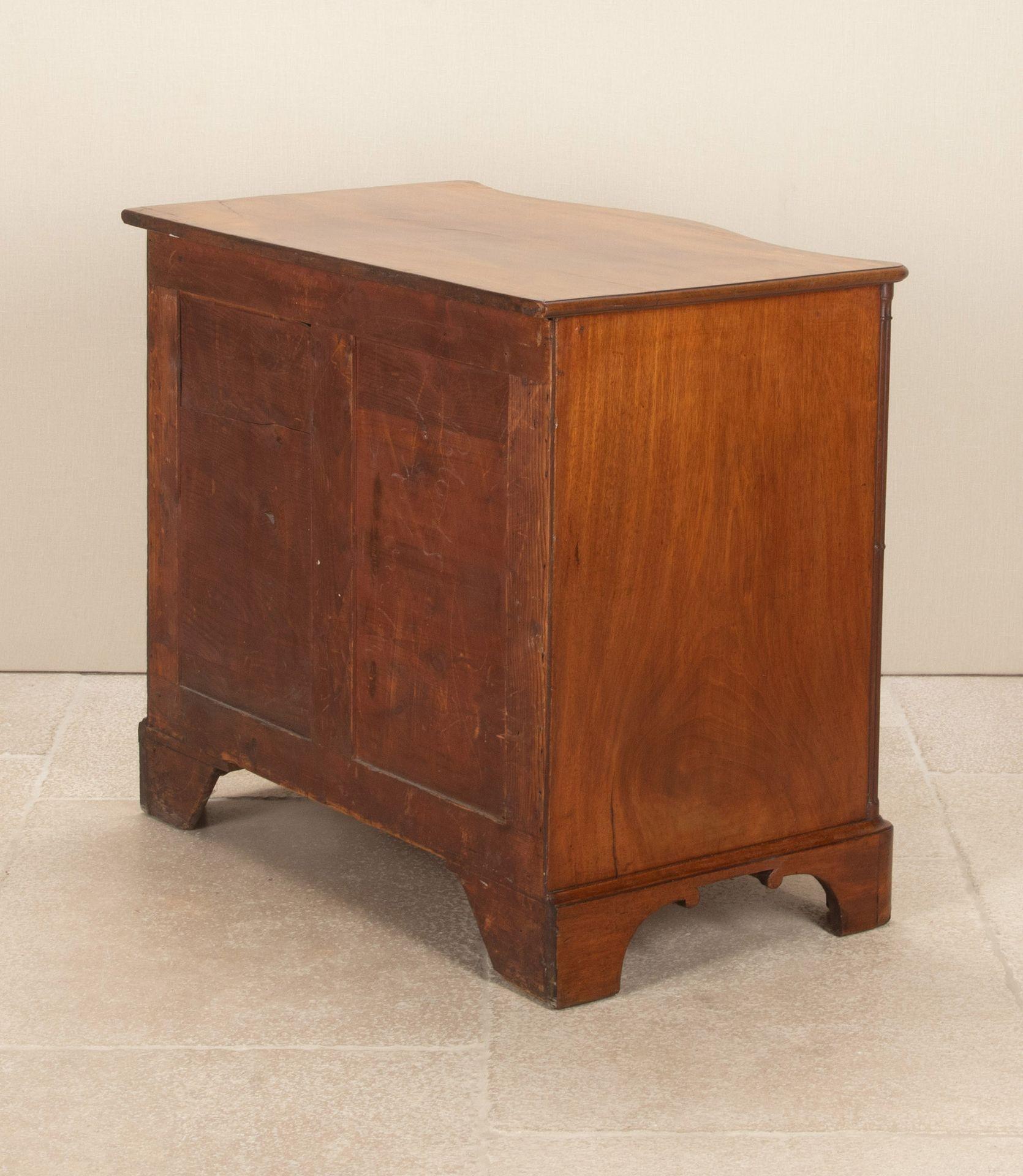 George III Figured Mahogany Serpentine Front Chest of Drawers For Sale 11