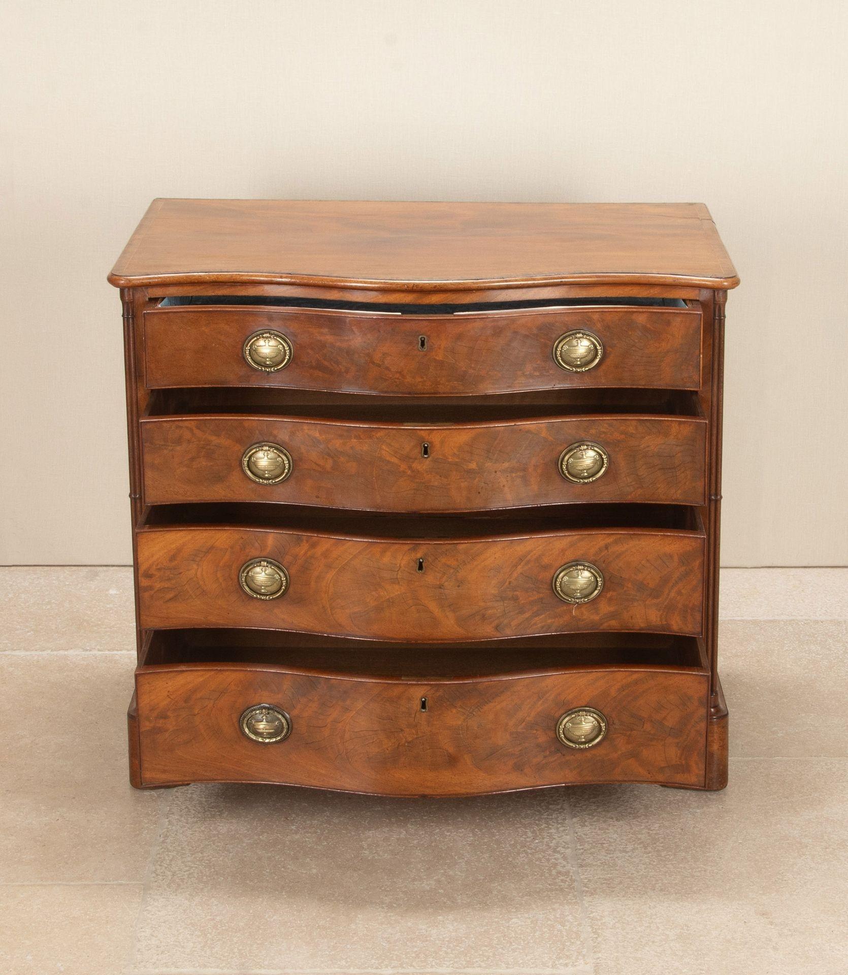 English George III Figured Mahogany Serpentine Front Chest of Drawers For Sale