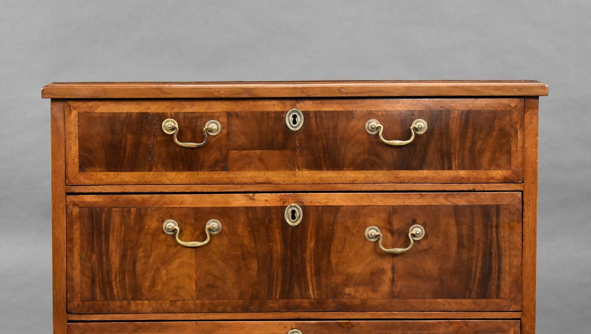 George III Figured Walnut Chest of Drawers In Good Condition For Sale In Chelmsford, Essex