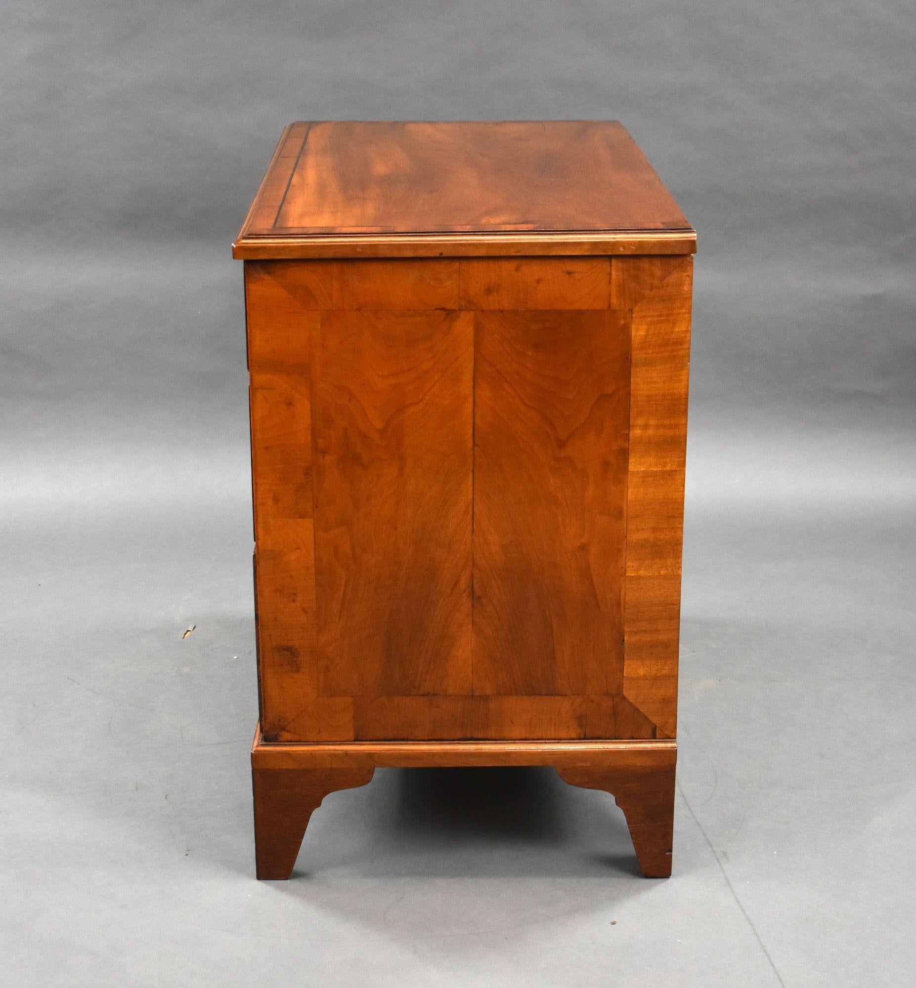 George III Figured Walnut Chest of Drawers For Sale 1