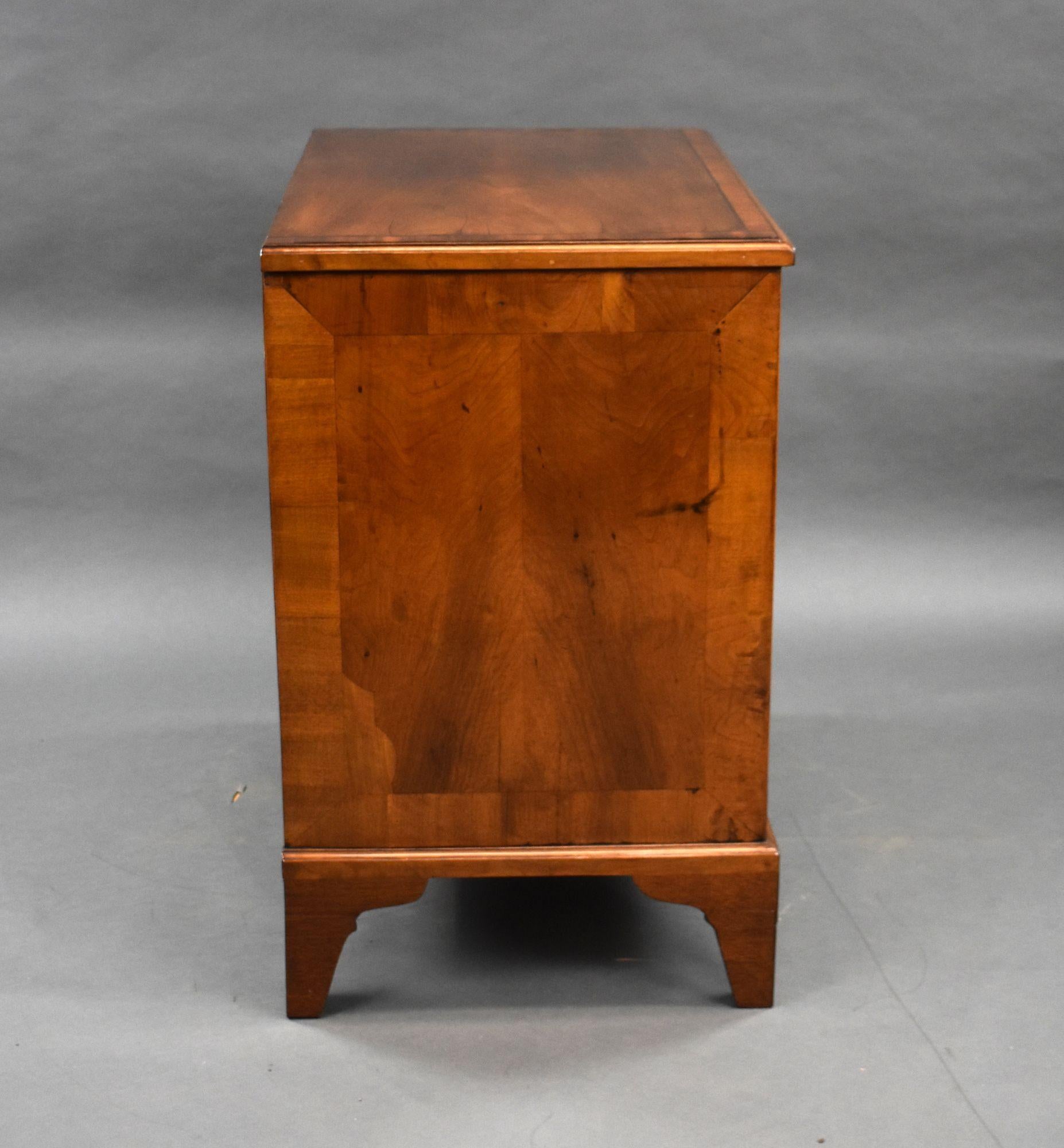 George III Figured Walnut Chest of Drawers For Sale 4