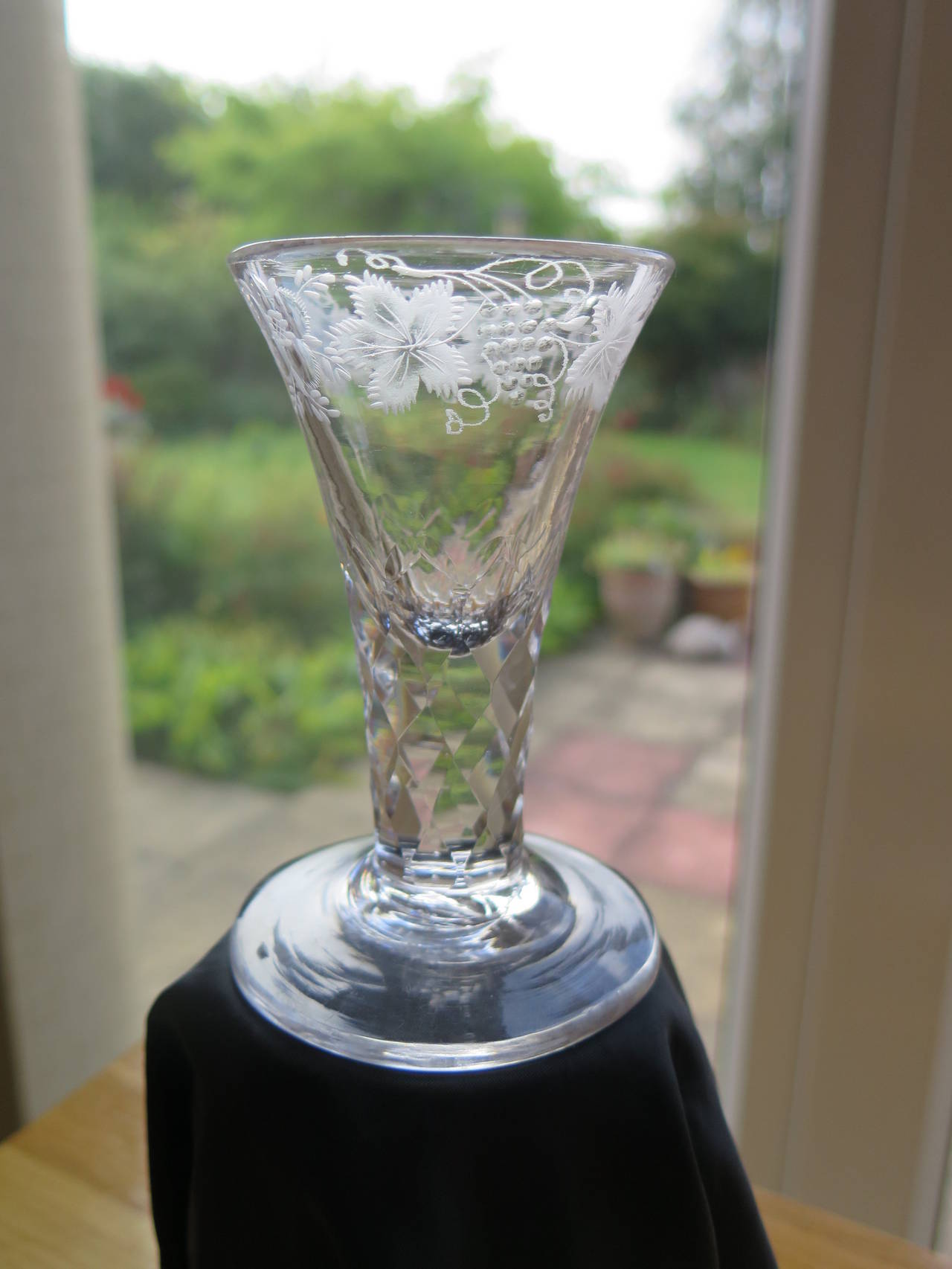 Dies ist ein feines englisches, mundgeblasenes Trinkglas, hergestellt aus Bleiglas im 18. Jahrhundert, um 1785.

Kurze, schwere, dickstielige Gläser wie dieses mit einem dicken Fuß werden als Brenngläser bezeichnet, da sie für Trinksprüche bei