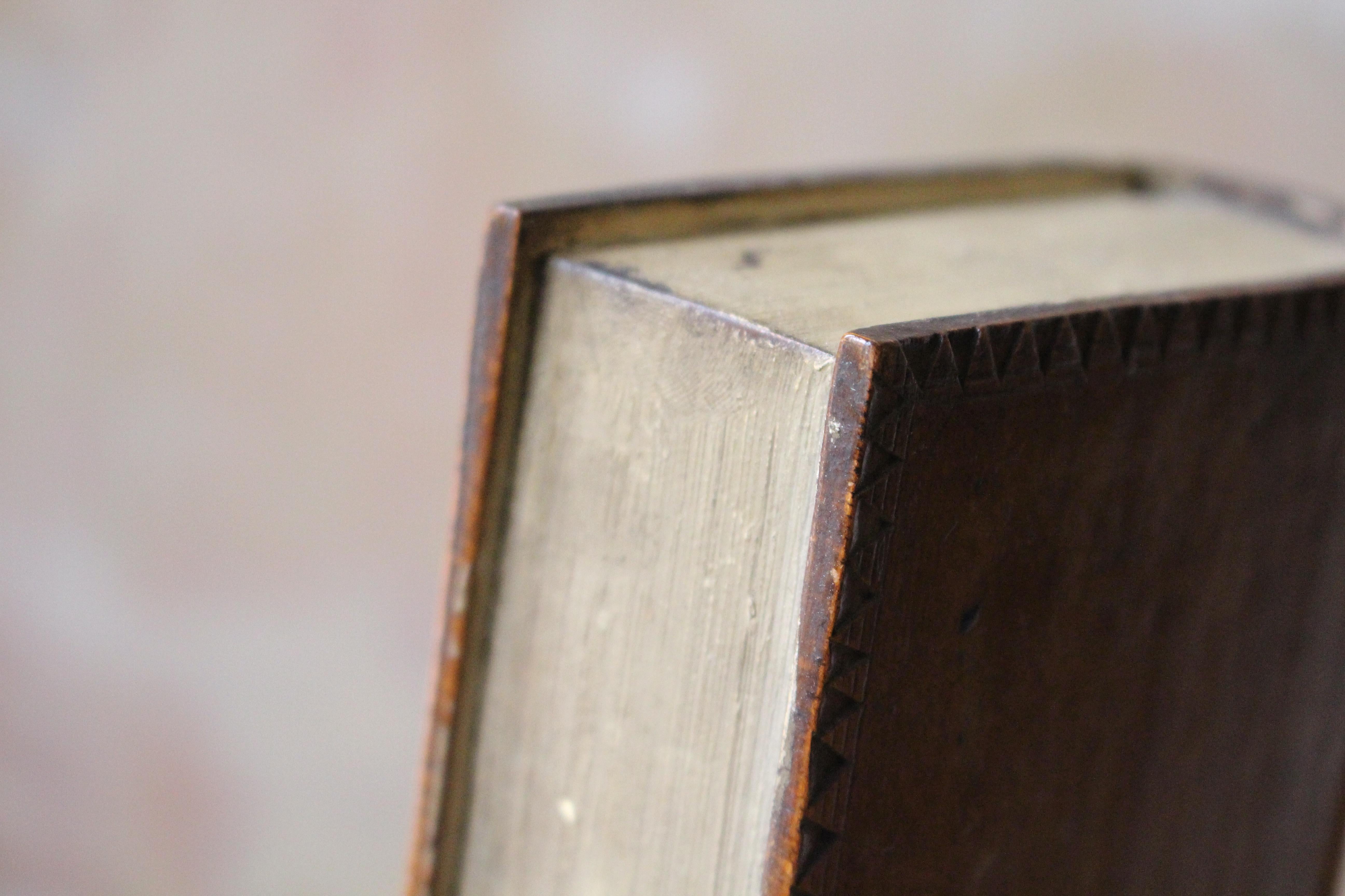 Une merveilleuse boîte à livres secrète en vert, avec une décoration sculptée à la main sur le bord et des initiales élaborées 
