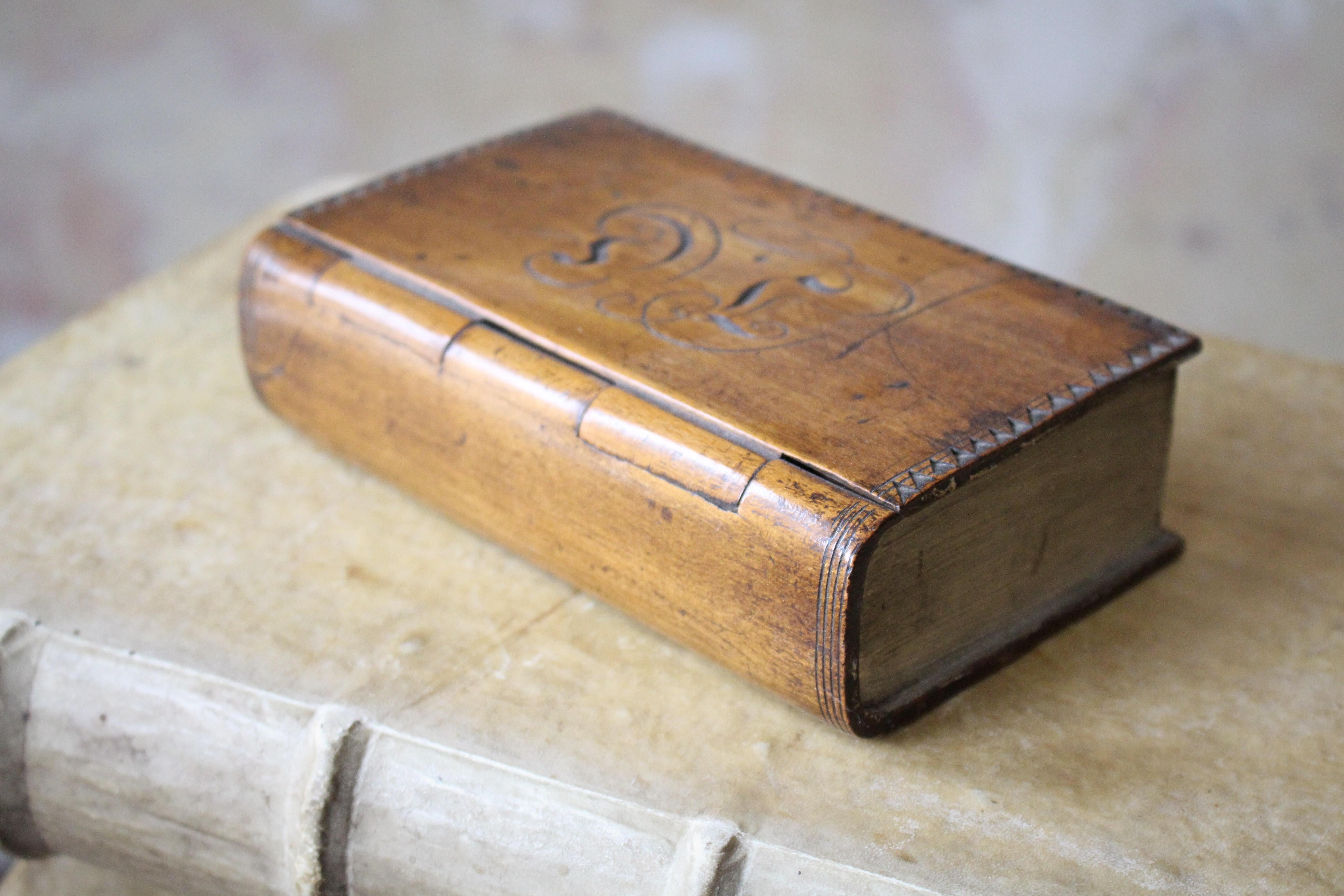 Bois tendre George III  Boîte de livres secrète Treen Initiales J S Country House Curio en vente