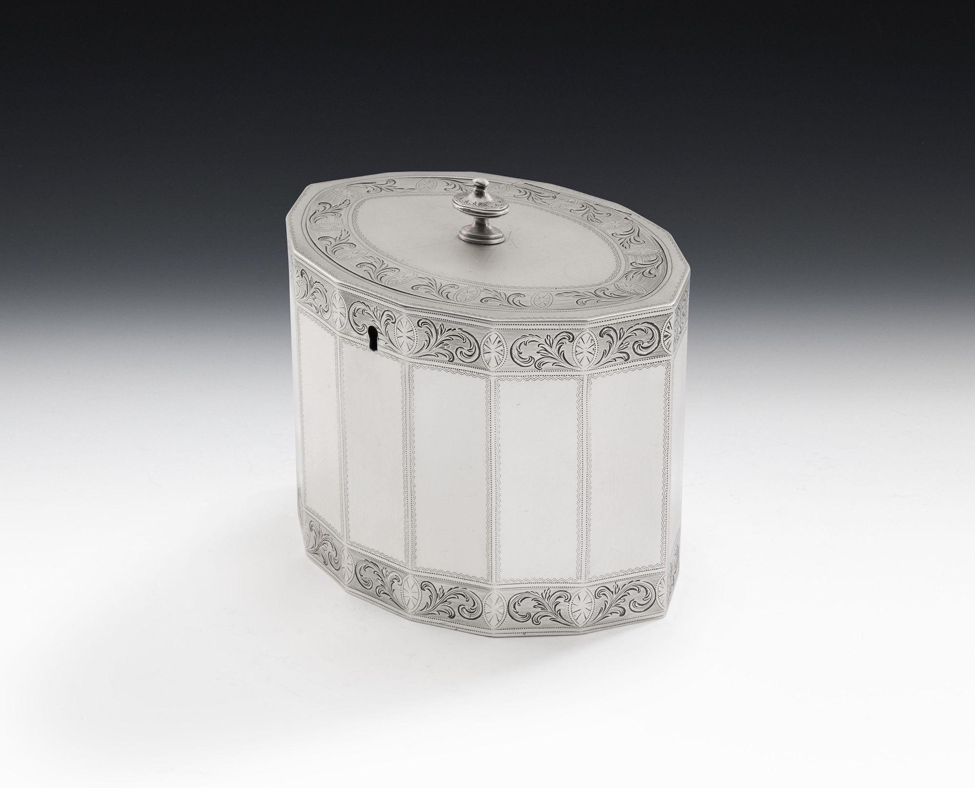 Exceptionnellement belle et rare boîte à thé à quatorze côtés de George III, fabriquée à Londres en 1789 par James Young.

Cette merveilleuse boîte à thé est modelée dans une forme très rare à quatorze côtés. Le dessus et la base des côtés sont