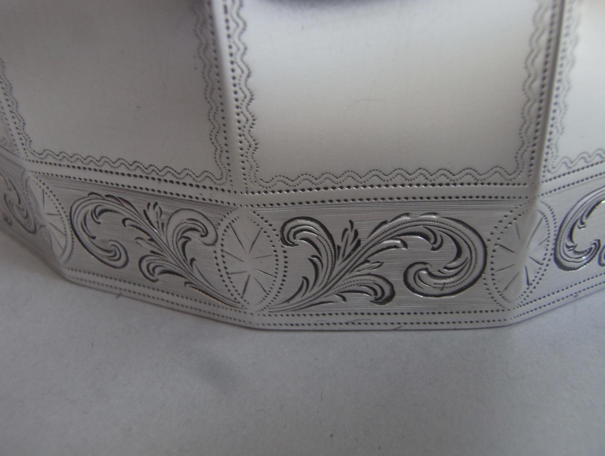Argent Caddy à thé George III fabriqué à Londres par James Young, 1789 en vente