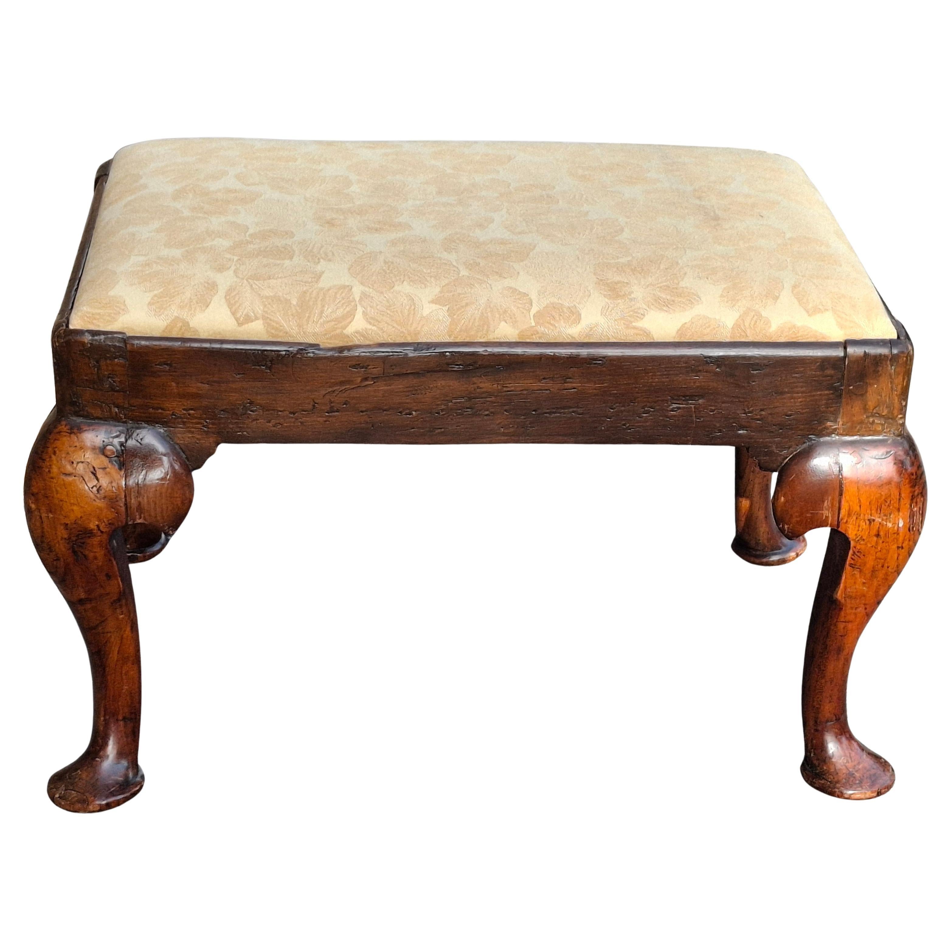 Intagliato Sgabello imbottito e in legno di frutta di Giorgio III, CIRCA 1810 in vendita