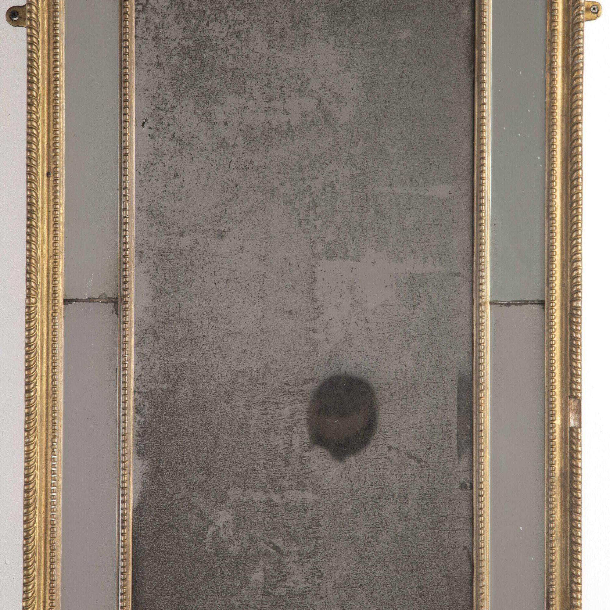 Beautifully aged George III gilt mirror.
This lovely mirror retains the original mercury plates that give it the most wonderful sparkle. 
Featuring a classical design, this mirror will suit all interiors because of its refined elegance and beauty