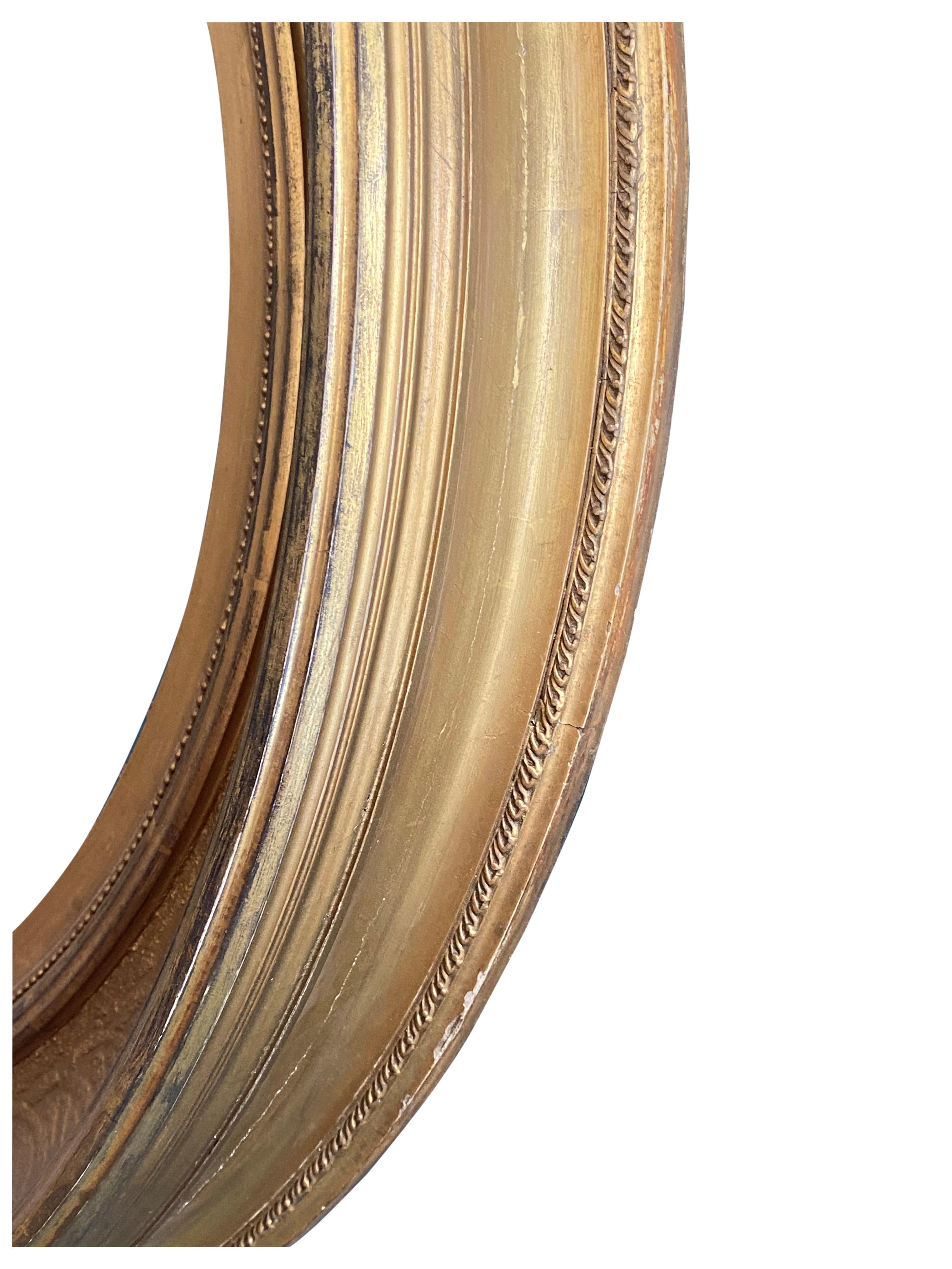 Anglais Cadre de miroir convexe en bois doré de George III, vers 1810 en vente