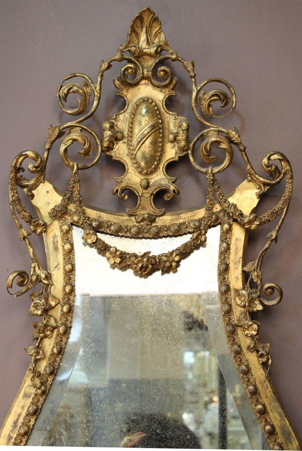 Specchio in vetro smussato Girandole in legno dorato di Giorgio III, la cornice a forma di lira ornata e intagliata con festoni dorati che racchiude uno specchio antico con patina originale, la sezione della base con tre bracci a candelabro. 54