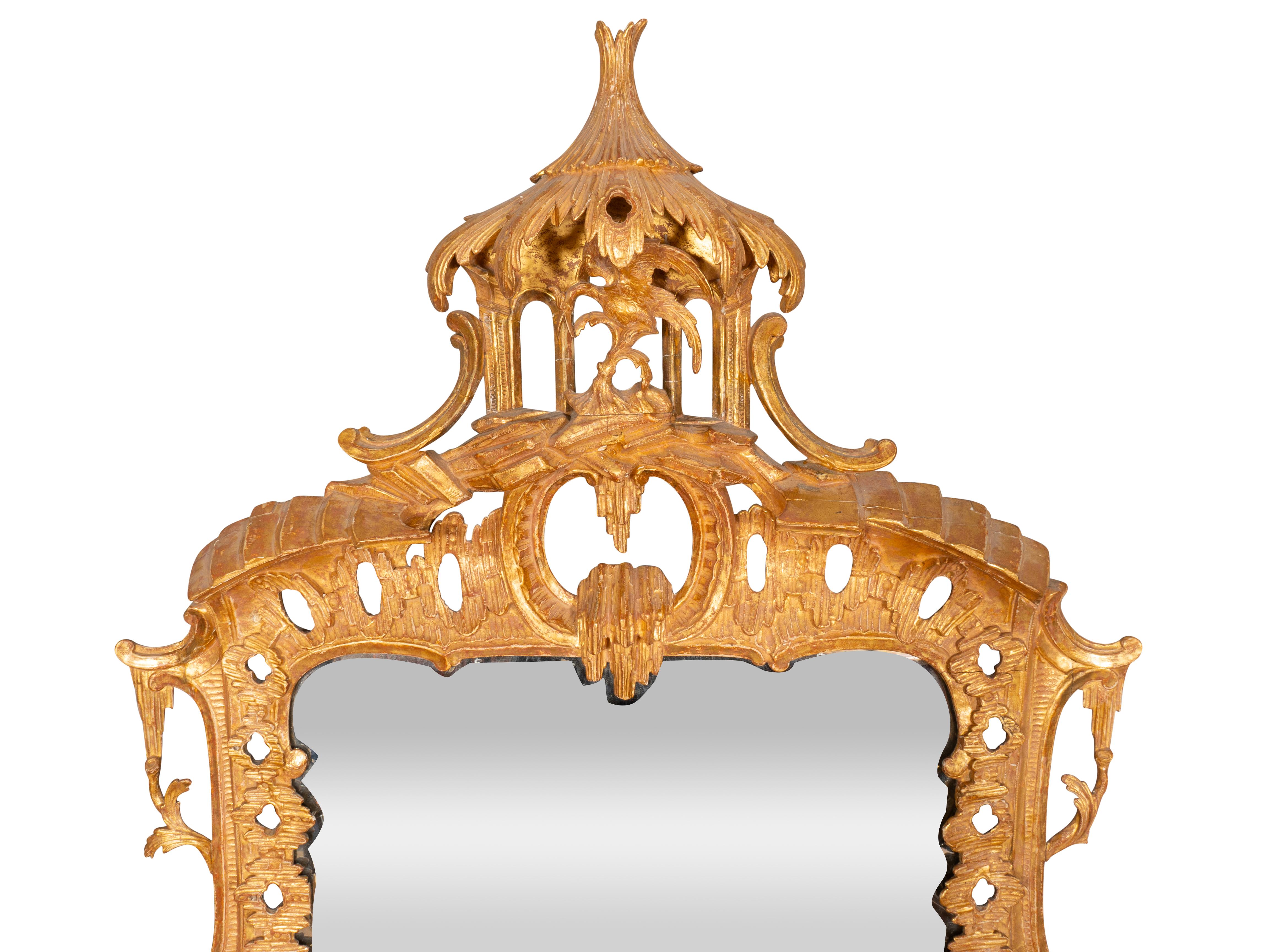 Con la parte superiore della pagoda ad arco che racchiude un uccello ho ho. La cornice con rocaille traforata e trifoglio gotico e quatrifoglio con figure di cani affiancate e foglie rovesciate. La sezione della base con anatra centrale. Dorata ad