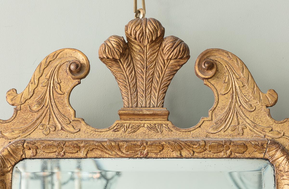 Specchio in legno dorato di Giorgio III Dalla forma gradevolmente leggera, con una sottile modellatura della decorazione in legno dorato intagliato, con cimiero in piume del Principe di Galles e lastra di mercurio originale smussata.

Informazioni