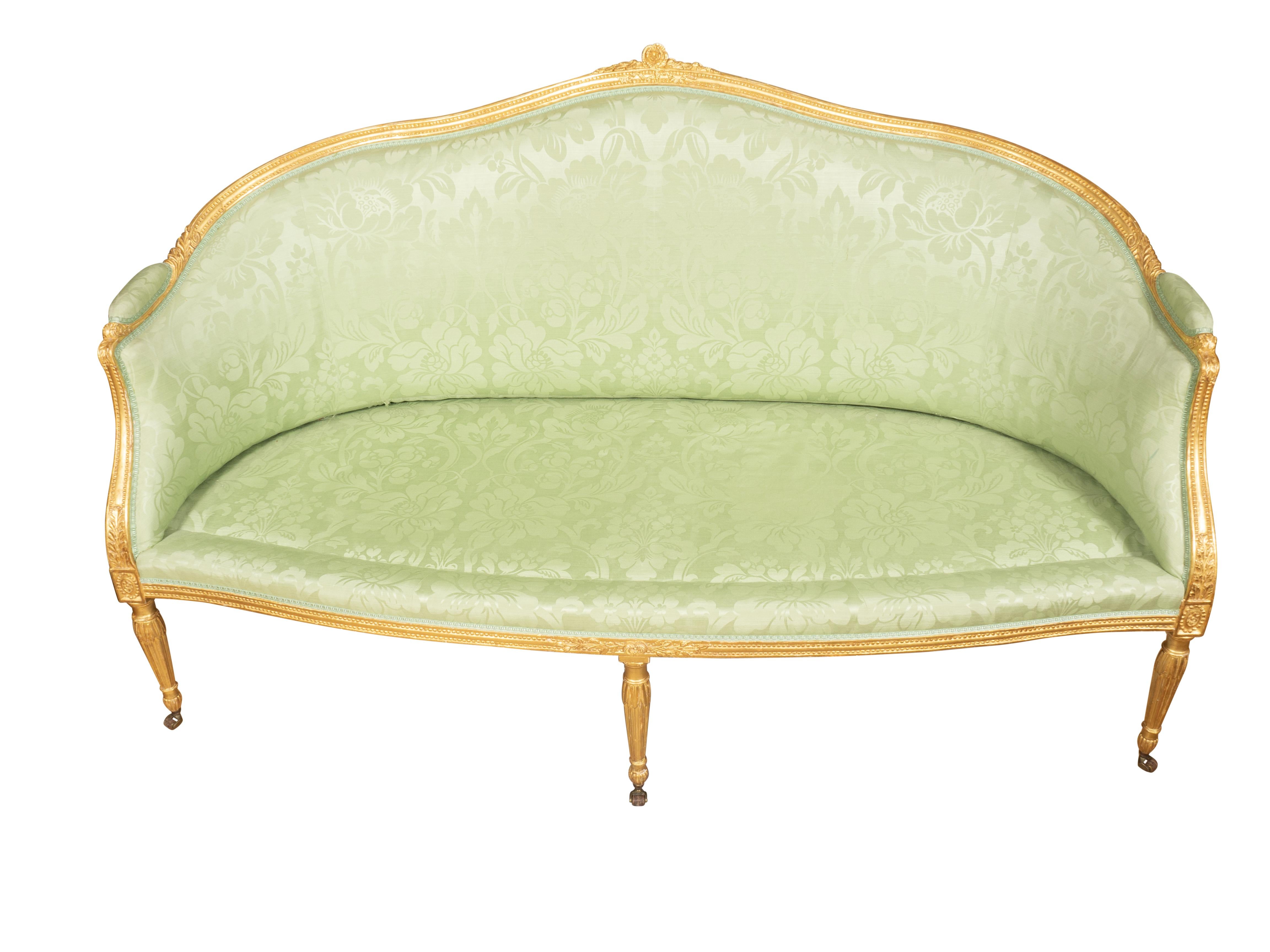 Provenance Ex Mallett London. Dos arqué avec rosette centrale sculptée. Garniture en damas de soie vert immaculé. Siège à coussin lâche avec coussin lâche. Pieds cannelés de forme circulaire et effilée. Vendu par Sotheby's Londres lors de la vente