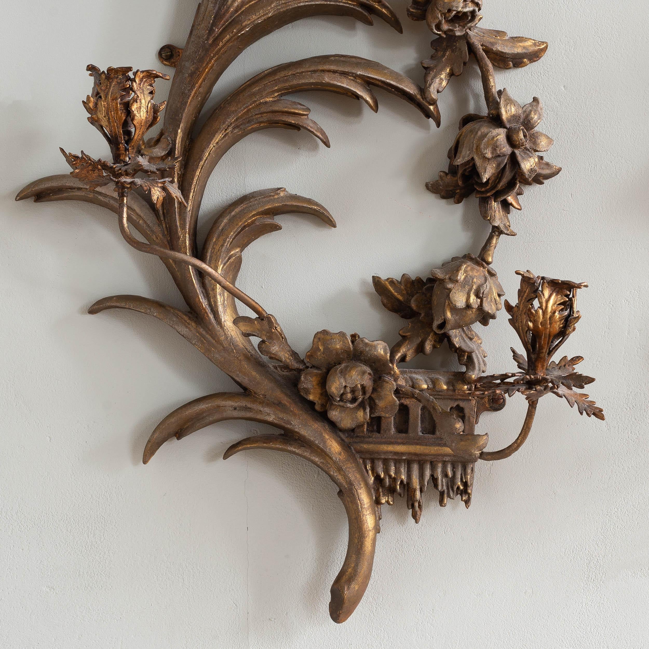 Pareja de apliques de madera dorada de Jorge III, c.1760, de elaborada forma asimétrica, los marcos compuestos de hojas de acanto con roleos, con superficie dorada al aceite viejo. Adecuado para su uso con velas, pero consúltanos si lo necesitas