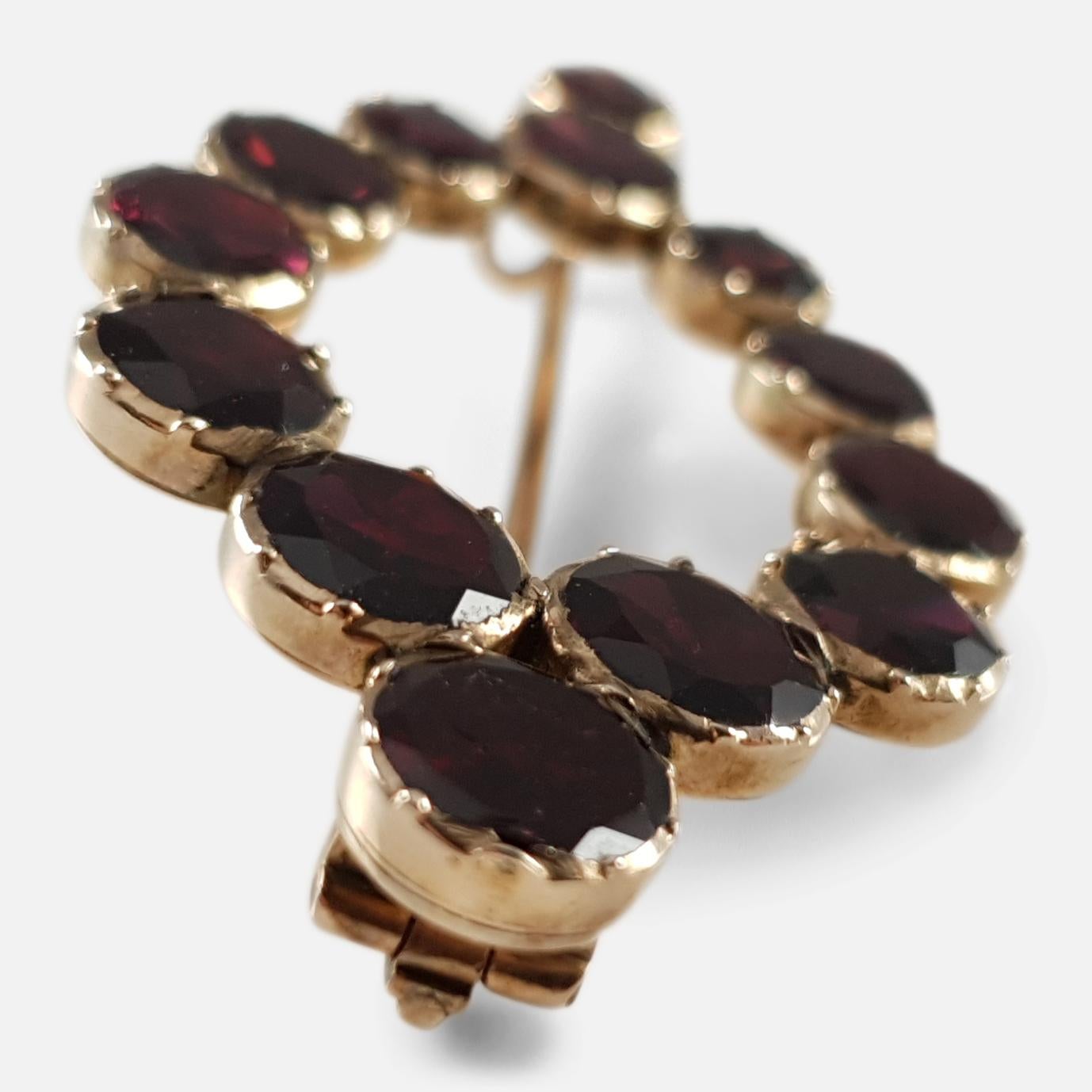 George III Gold Flat Cut Foiled-Backed Almandine Garnet Brooch In Good Condition In Glasgow, GB