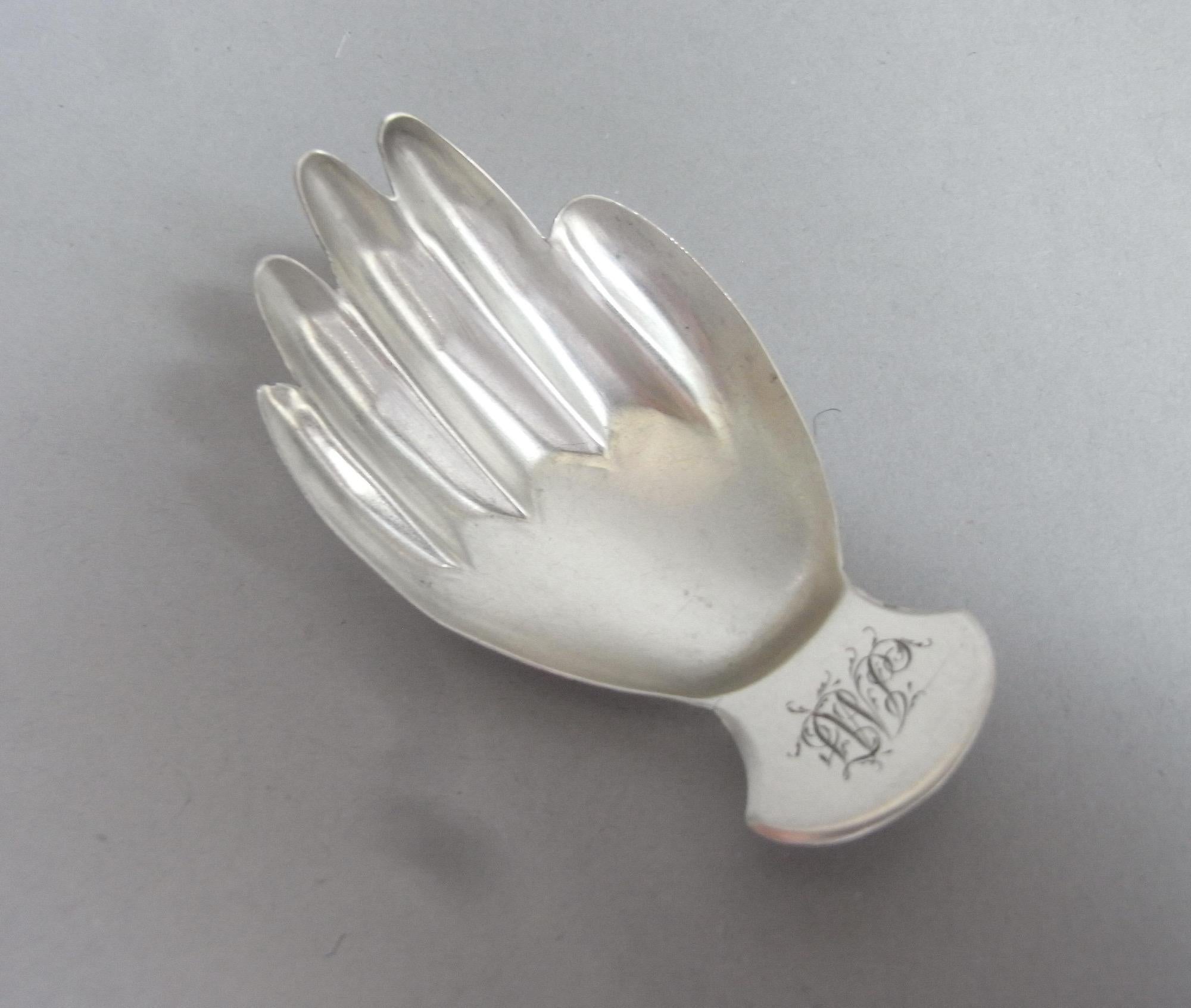 Rare cuillère à main de George III fabriquée à Londres en 1806 par Josiah Snatt.

La cuillère Caddy est un modèle réaliste de main avec un manche en forme gravé d'un ensemble d'initiales contemporaines en script.  Les doigts, au revers de la