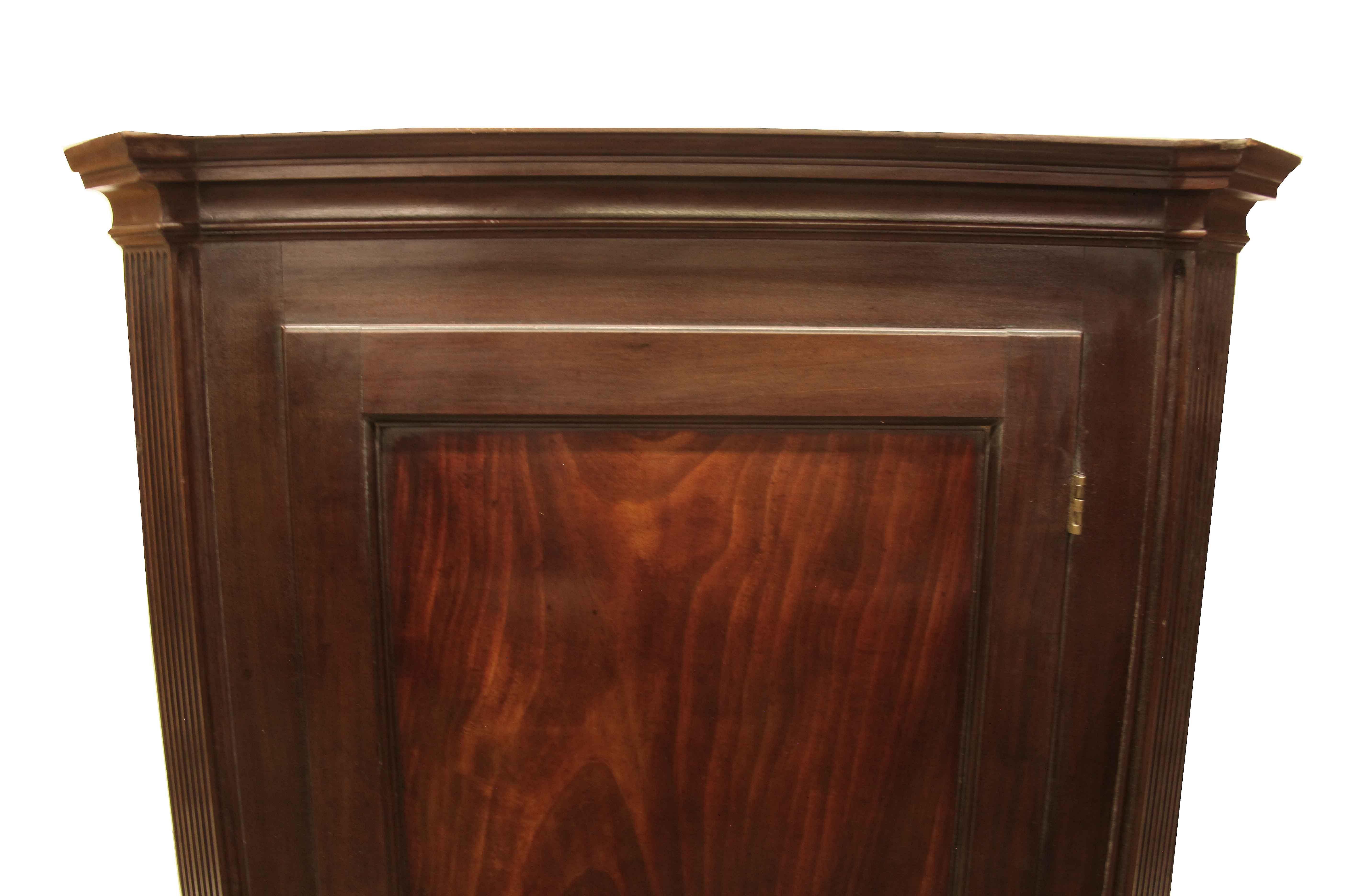 George III Hanging Corner Cupboard In Good Condition For Sale In Wilson, NC