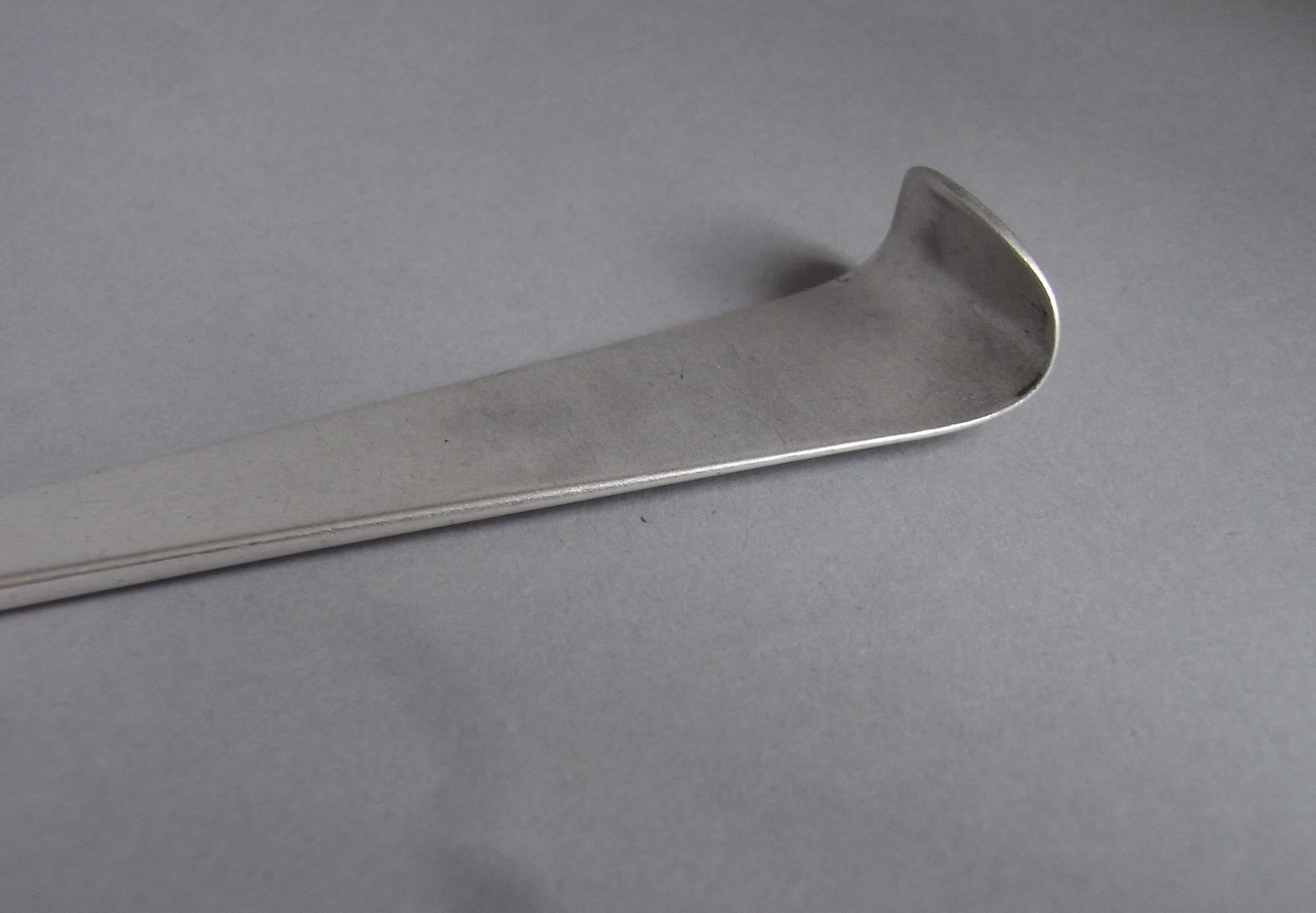 Cuillère de service Hanovre « hook End » de style George III fabriquée à Dublin par Joseph Cullen en vente 2