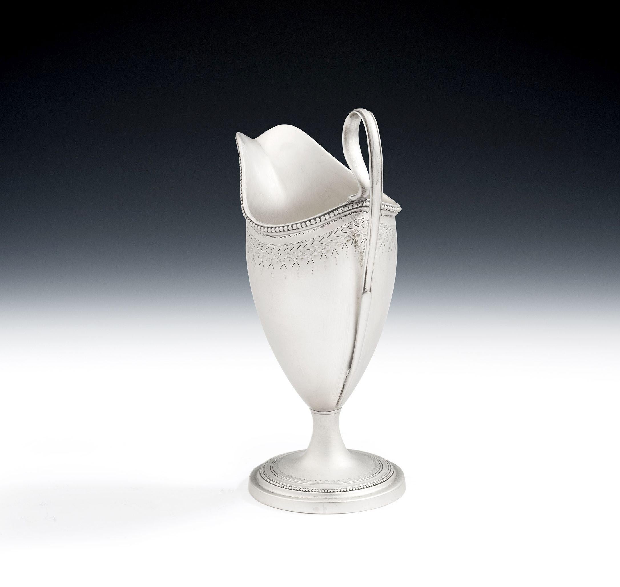 Une belle cruche à crème à casque de George III fabriquée à Londres en 1788 par William Sumner

La cruche à crème est modelée en forme de casque et repose sur un pied piédestal circulaire décoré de bandes cannelées, perlées et brillamment taillées. 