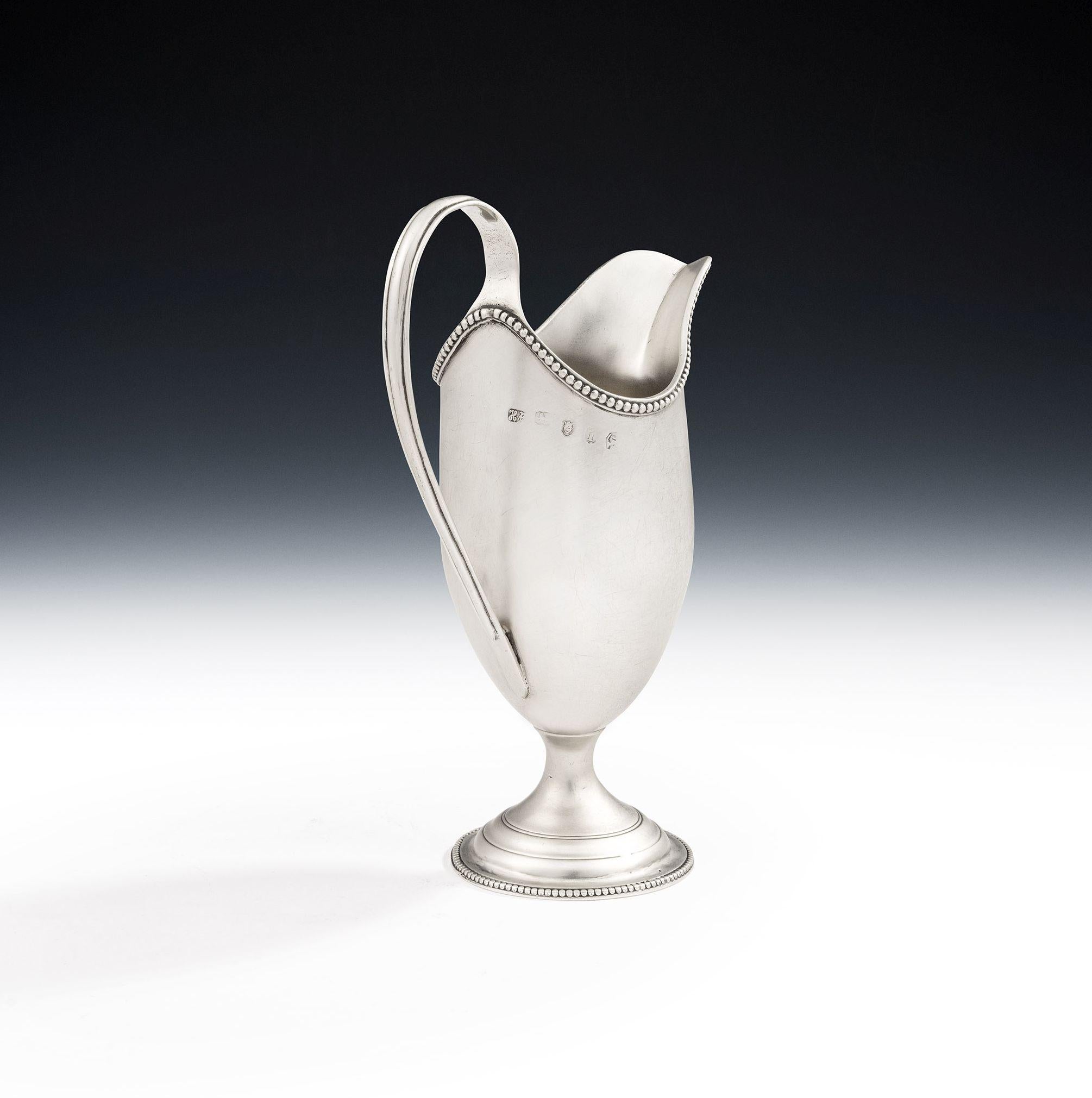 Fina jarra de leche con casco de Jorge III fabricada en Londres en 1784 por Hester Bateman

El Cántaro de Leche se alza sobre un pie circular escalonado decorado con bandas reed y una banda exterior de pedrería.  El cuerpo, ligeramente abalaustrado,