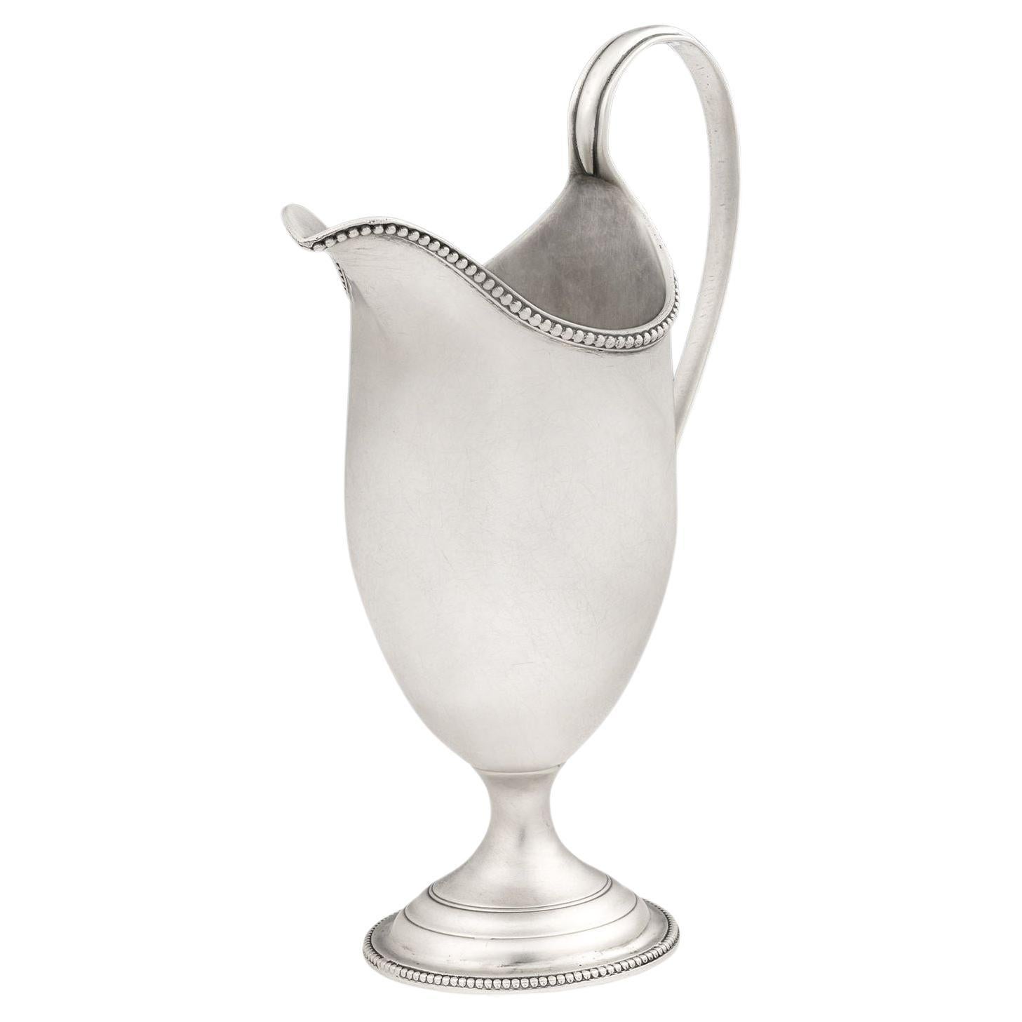 Jarra de leche con casco de Jorge III hecha en Londres por Hester Bateman, 1784
