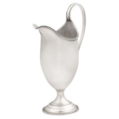 Jarra de leche con casco de Jorge III hecha en Londres por Hester Bateman, 1784