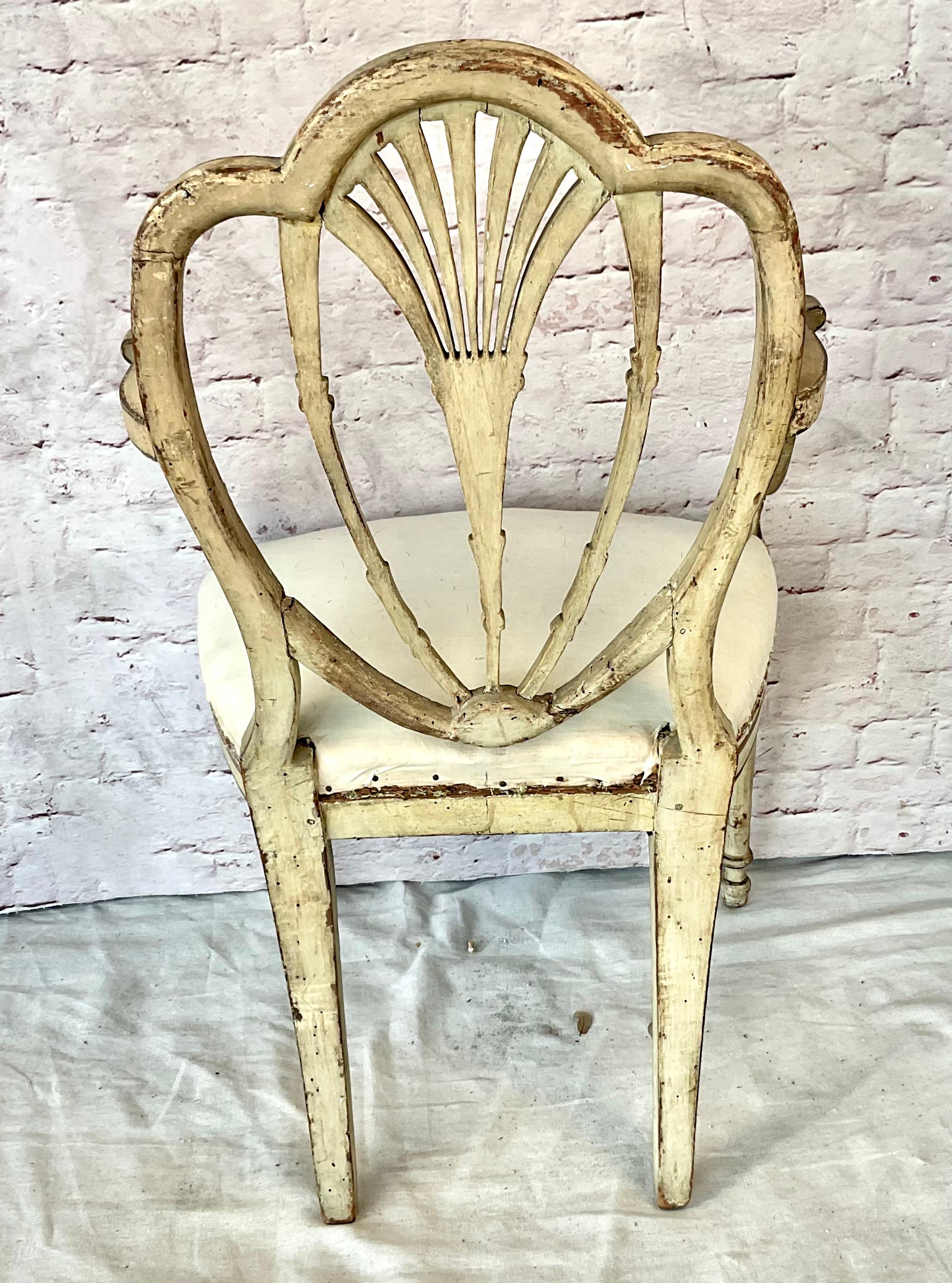 Poltrone aperte dipinte George Hepplewhite, una coppia in vendita 4