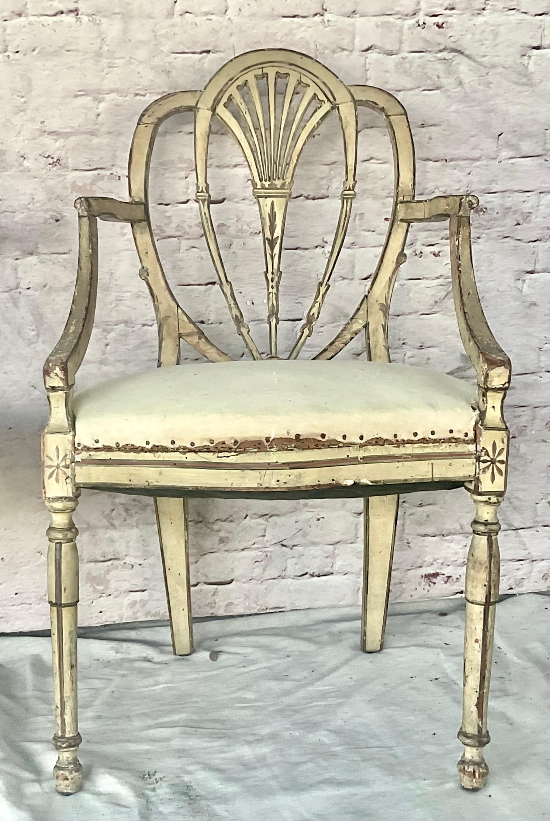 Eleganza della coppia di poltrone aperte dipinte di George Hepplewhite.  Ogni sedia è caratterizzata da uno schienale traforato splendidamente intagliato e sagomato con un motivo a ventaglio o anthemion, affiancato da braccioli aperti che scorrono