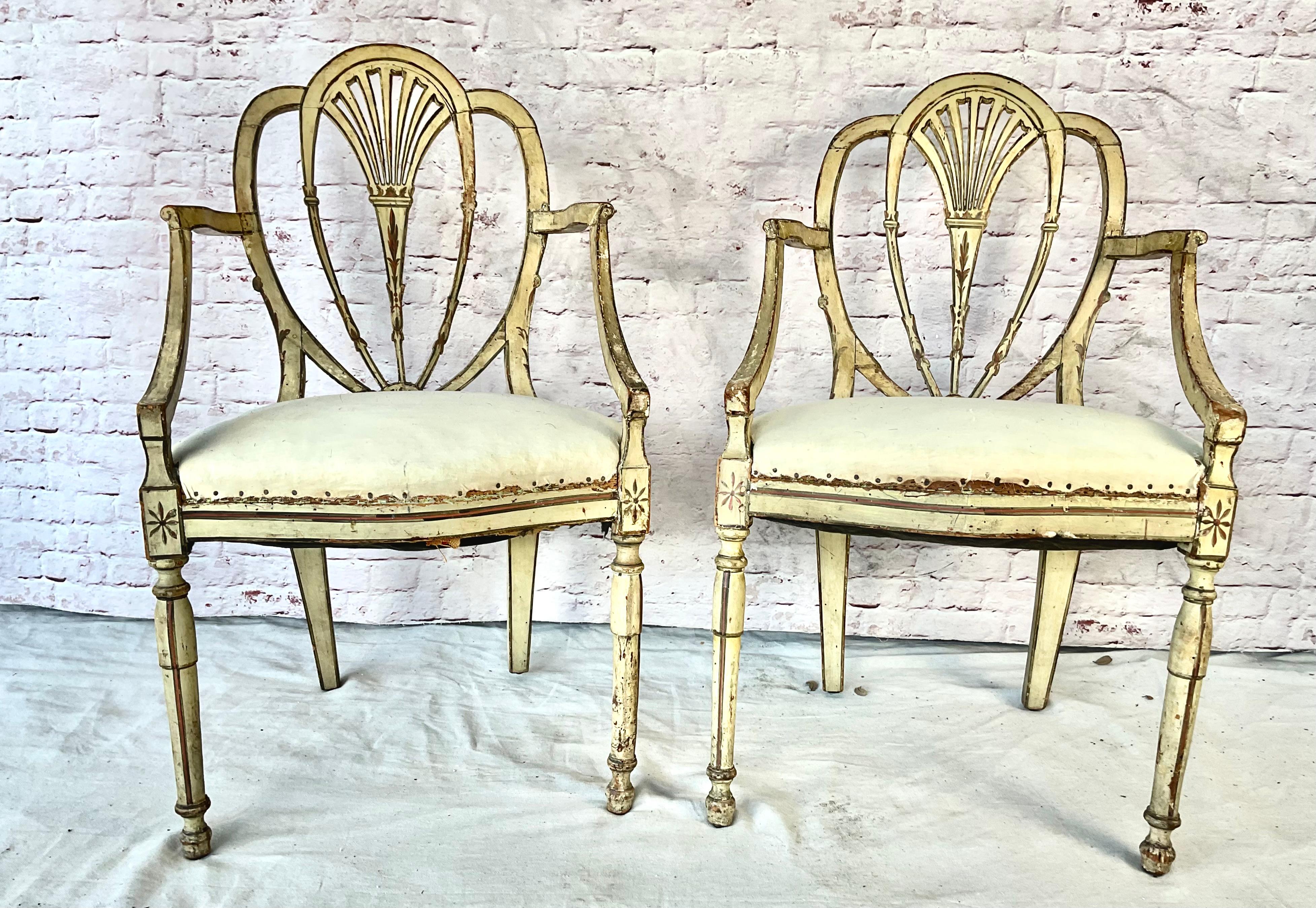 Inglese Poltrone aperte dipinte George Hepplewhite, una coppia in vendita