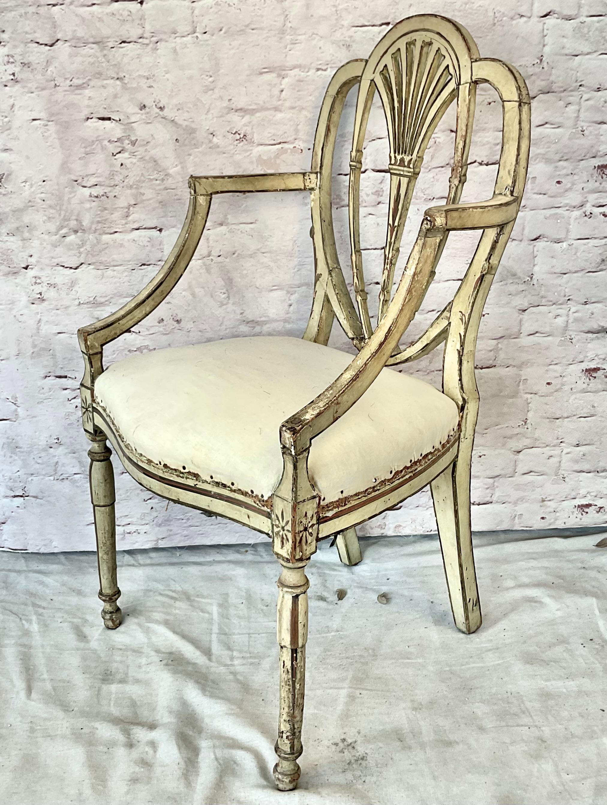 Poltrone aperte dipinte George Hepplewhite, una coppia in vendita 1