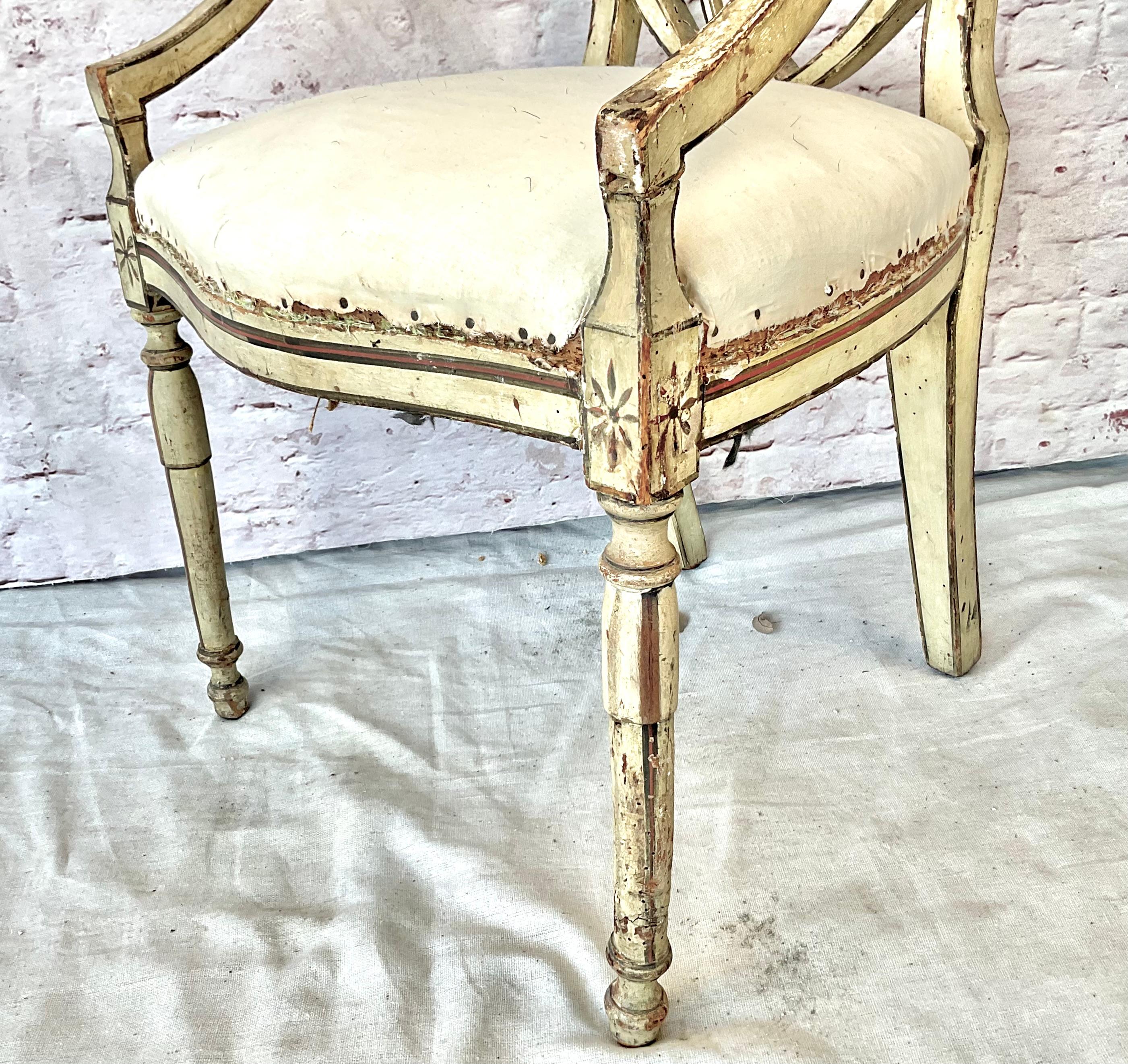 Poltrone aperte dipinte George Hepplewhite, una coppia in vendita 2