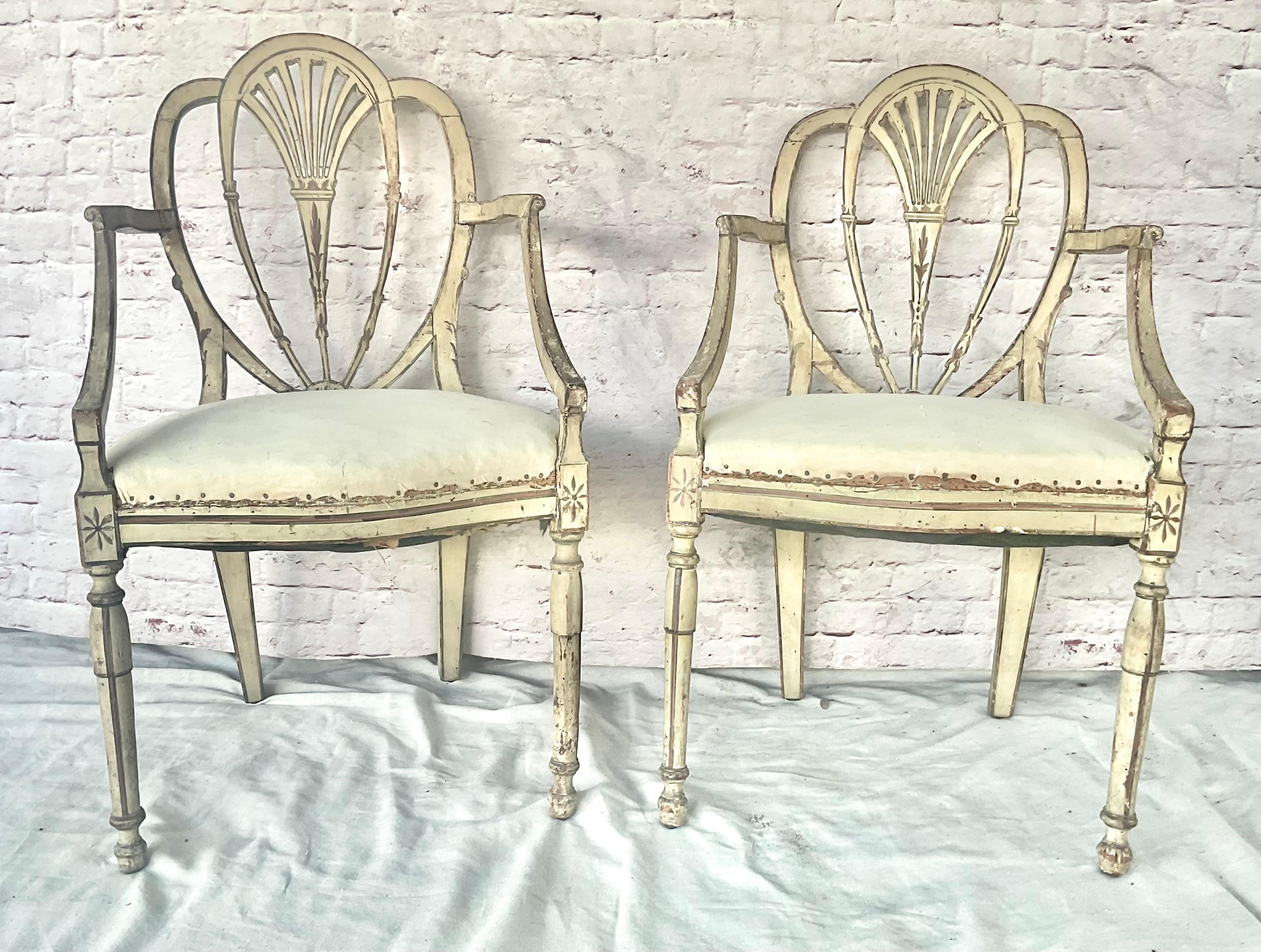 Poltrone aperte dipinte George Hepplewhite, una coppia in vendita