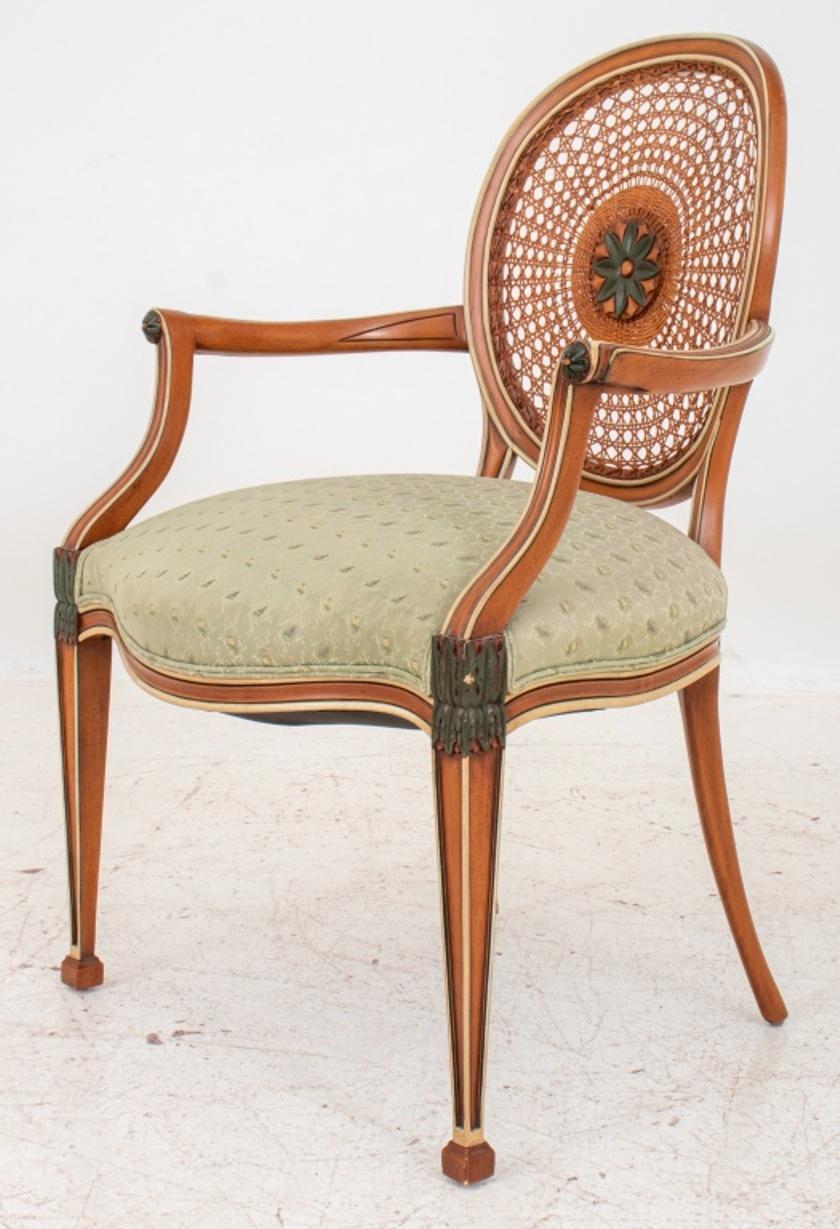 Gemalter und mit Rohrstöcken versehener Sessel im Stil von George Hepplewhite (Engländer, 1724-1786). Die runde, mit Rohrstöcken versehene Rückenlehne hat eine geschnitzte und gemalte Rosette über einem gepolsterten Serpentinensitz und spitz