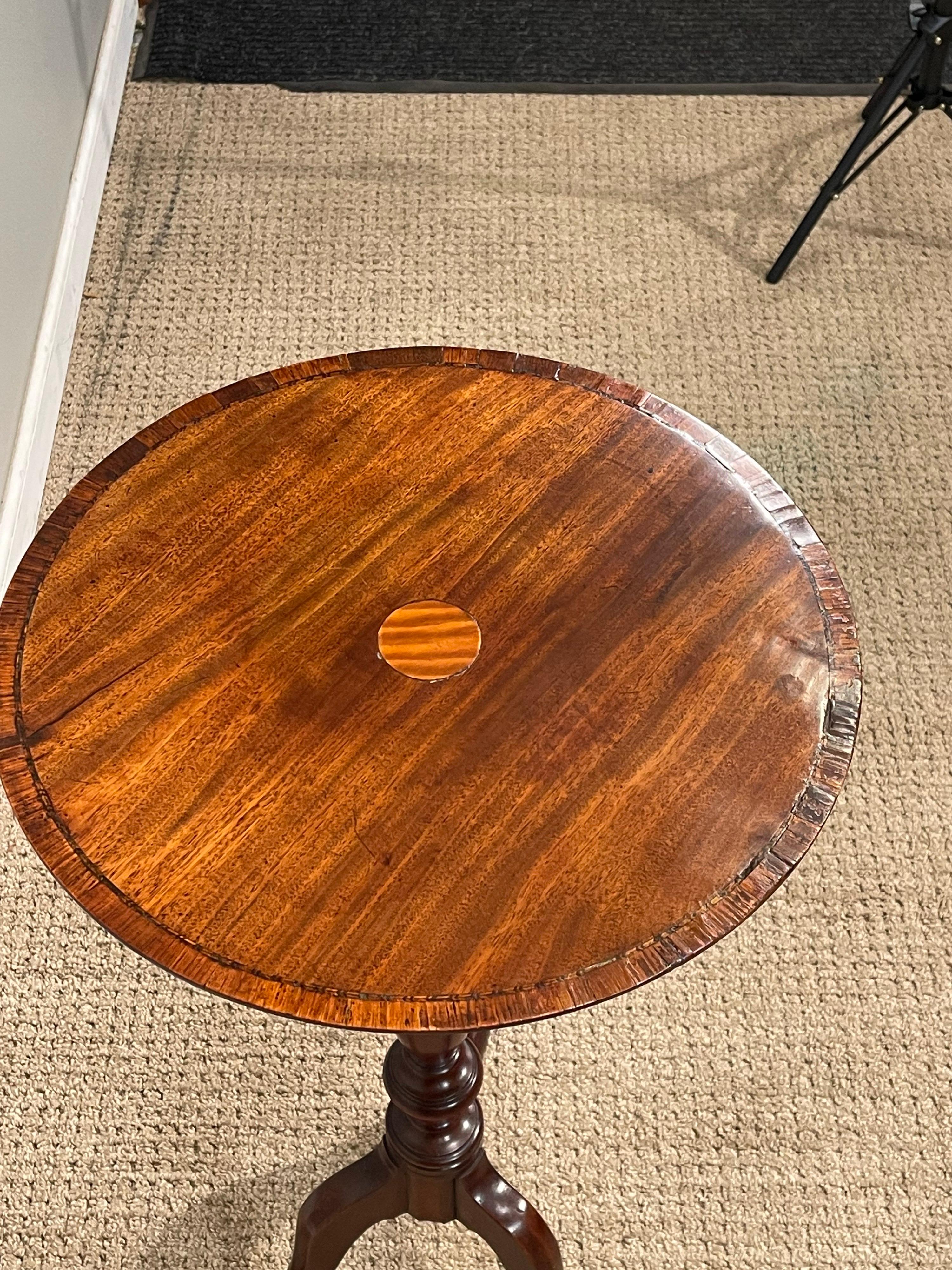 Dreibeiniger Tisch aus Mahagoni mit Intarsien und Querbändern aus George III.