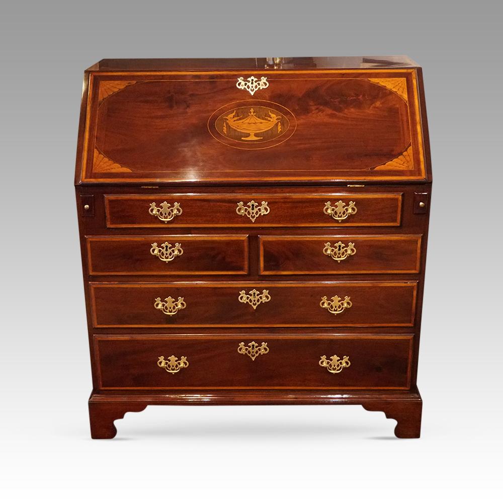 George III inlaid mahogany bureau In Good Condition For Sale In Salisbury, GB