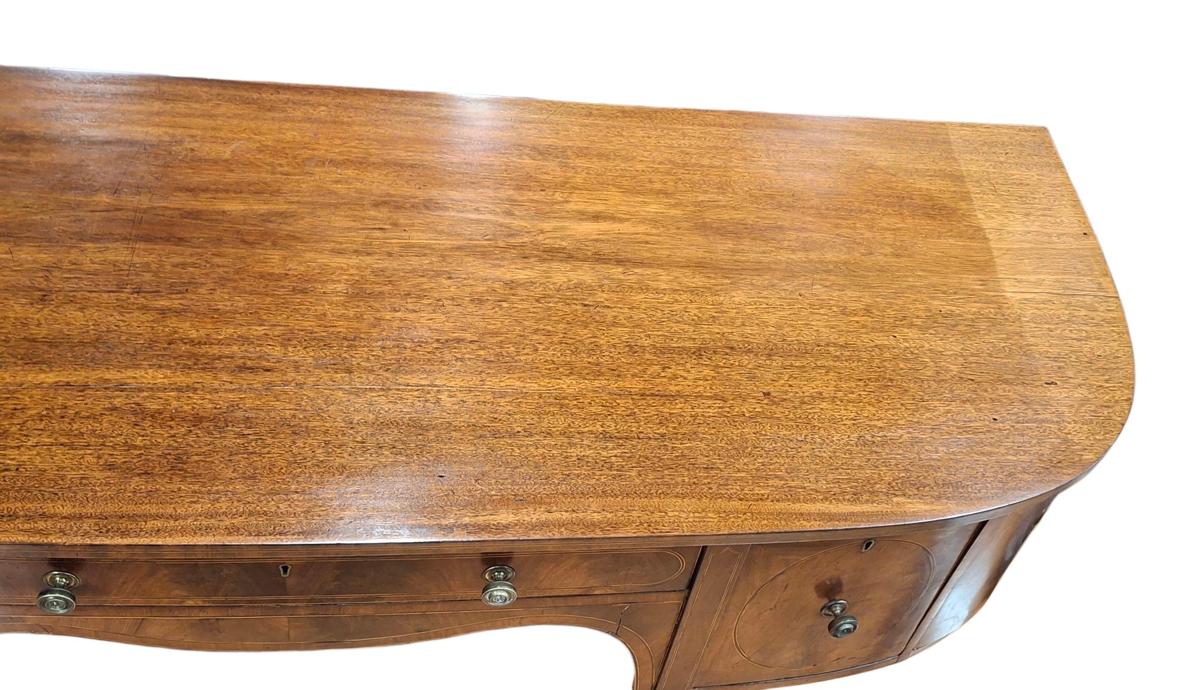 Credenza Demi-Lune in mogano intarsiato di Giorgio III in vendita 3