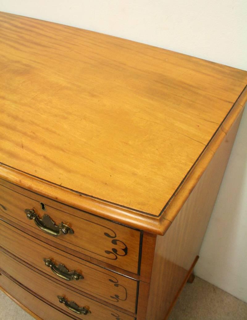 Early 19th Century George III Inlaid Satinwood Bow Front Chest of Drawers, circa 1800 For Sale
