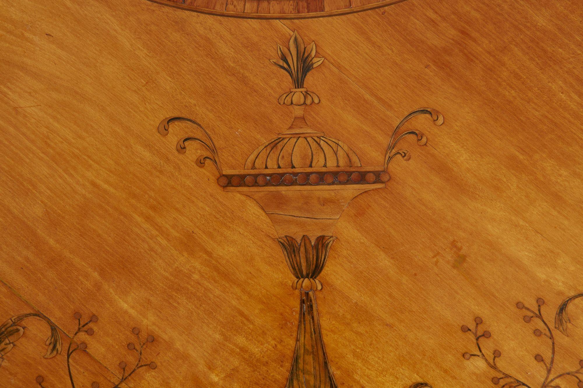 Kartentisch mit Intarsien aus Satinholz George III (Englisch) im Angebot