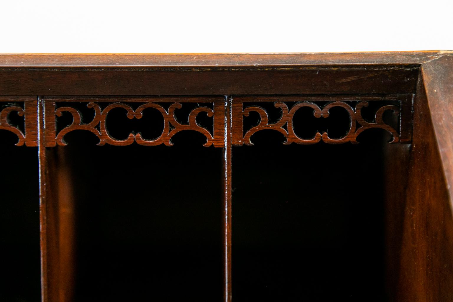 Schräger Schreibtisch mit Intarsien George III im Angebot 5