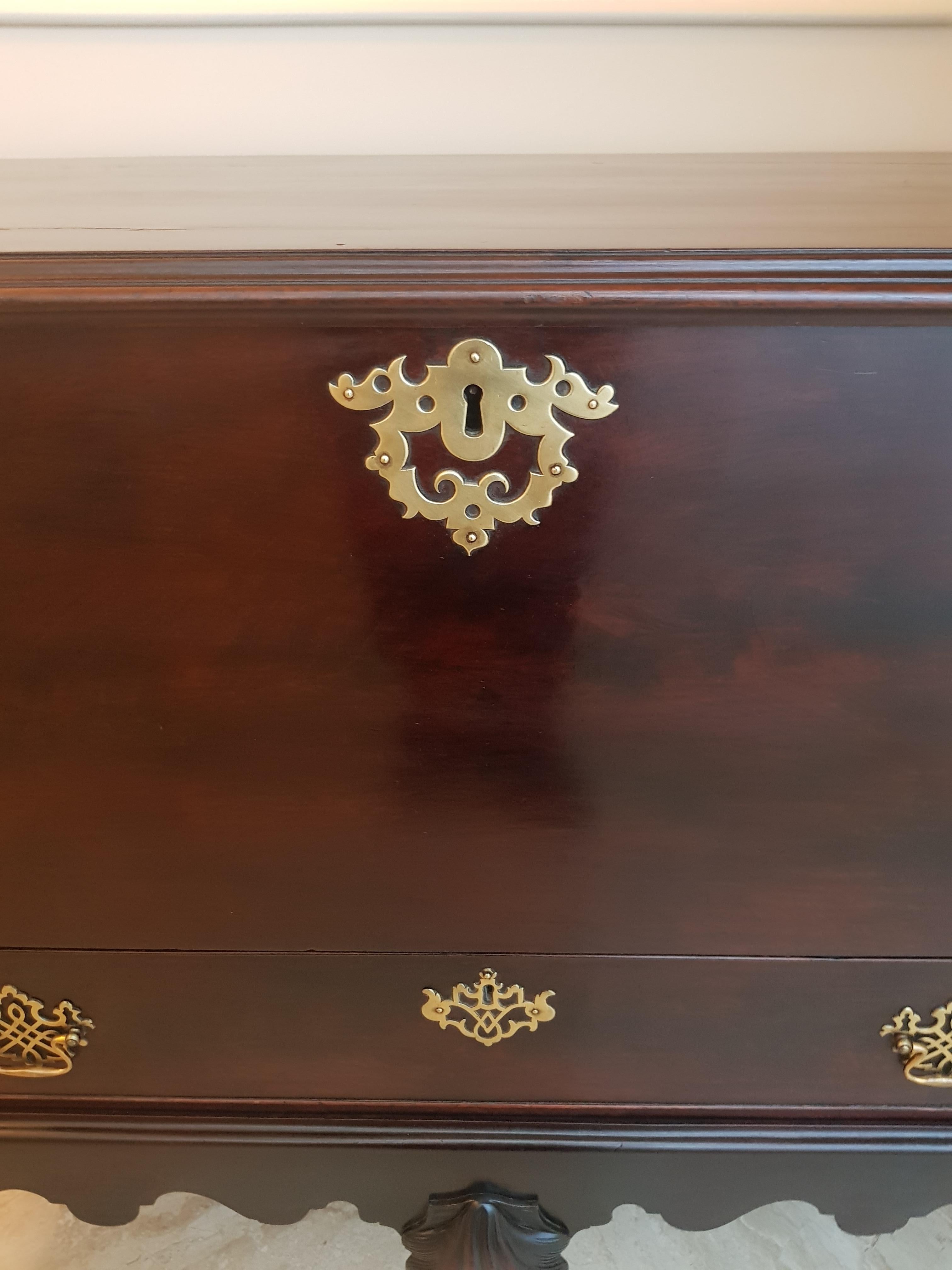 An 18th century Irish Georgian Chippendale blanket chest on finely carved Stand.

The piece, very finely carved with scallop shell to base, acanthus leaf cabriole legs ending in Irish Paw Lion feet. Unusually with its original brassware, working