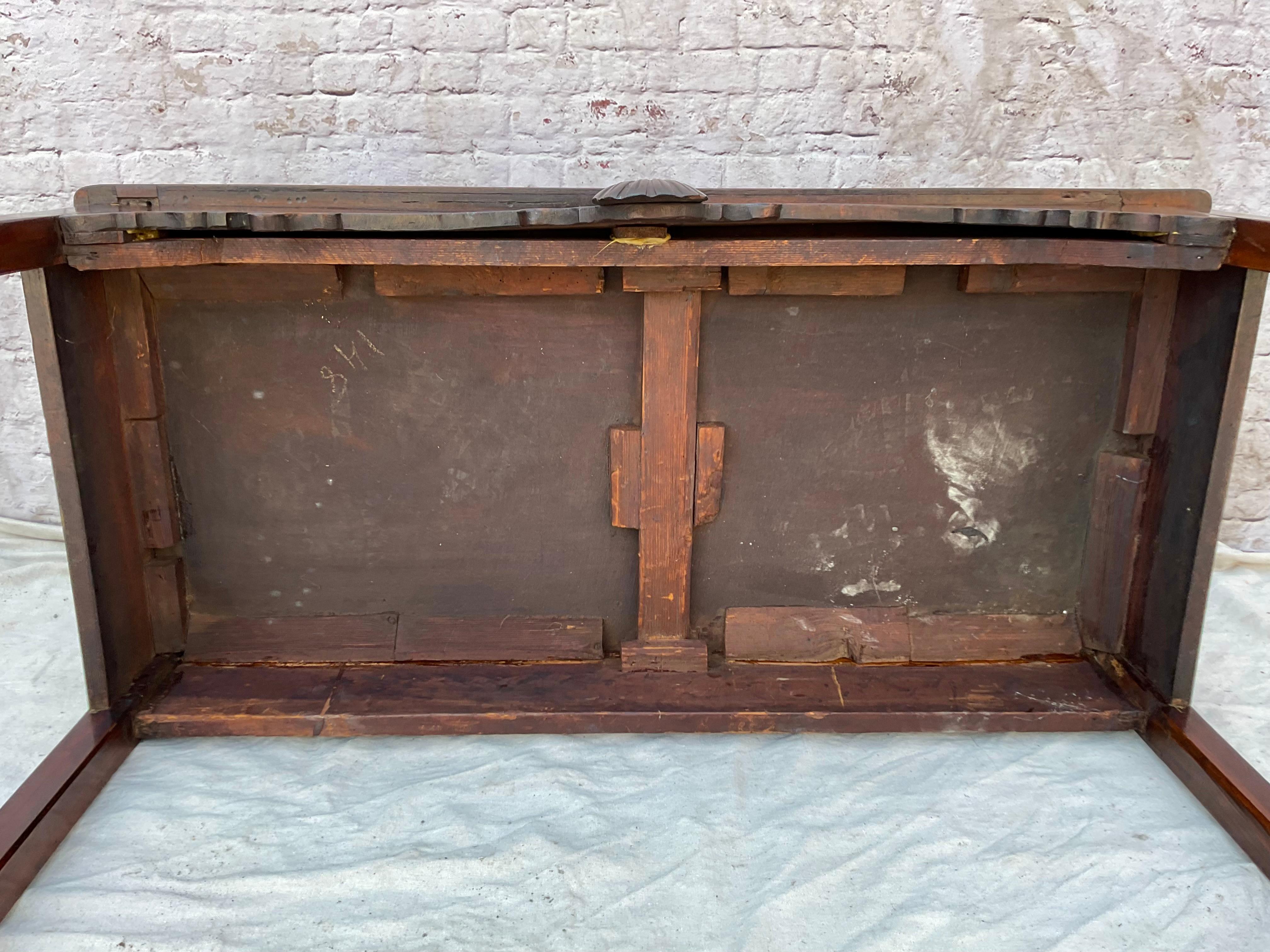 Table d'appoint en acajou irlandais George III en vente 3