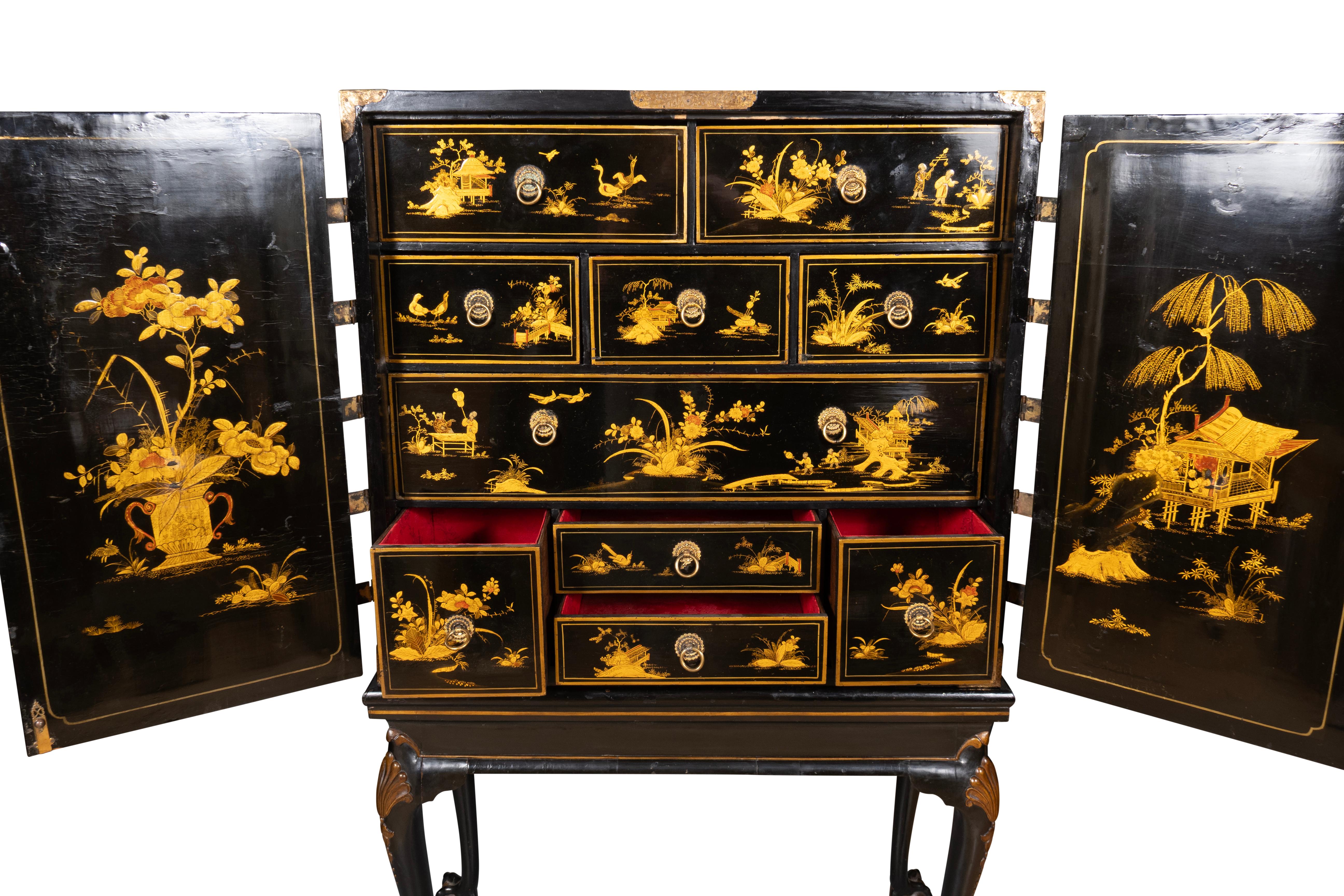Armario Japonés Jorge III Sobre Pedestal en venta 3
