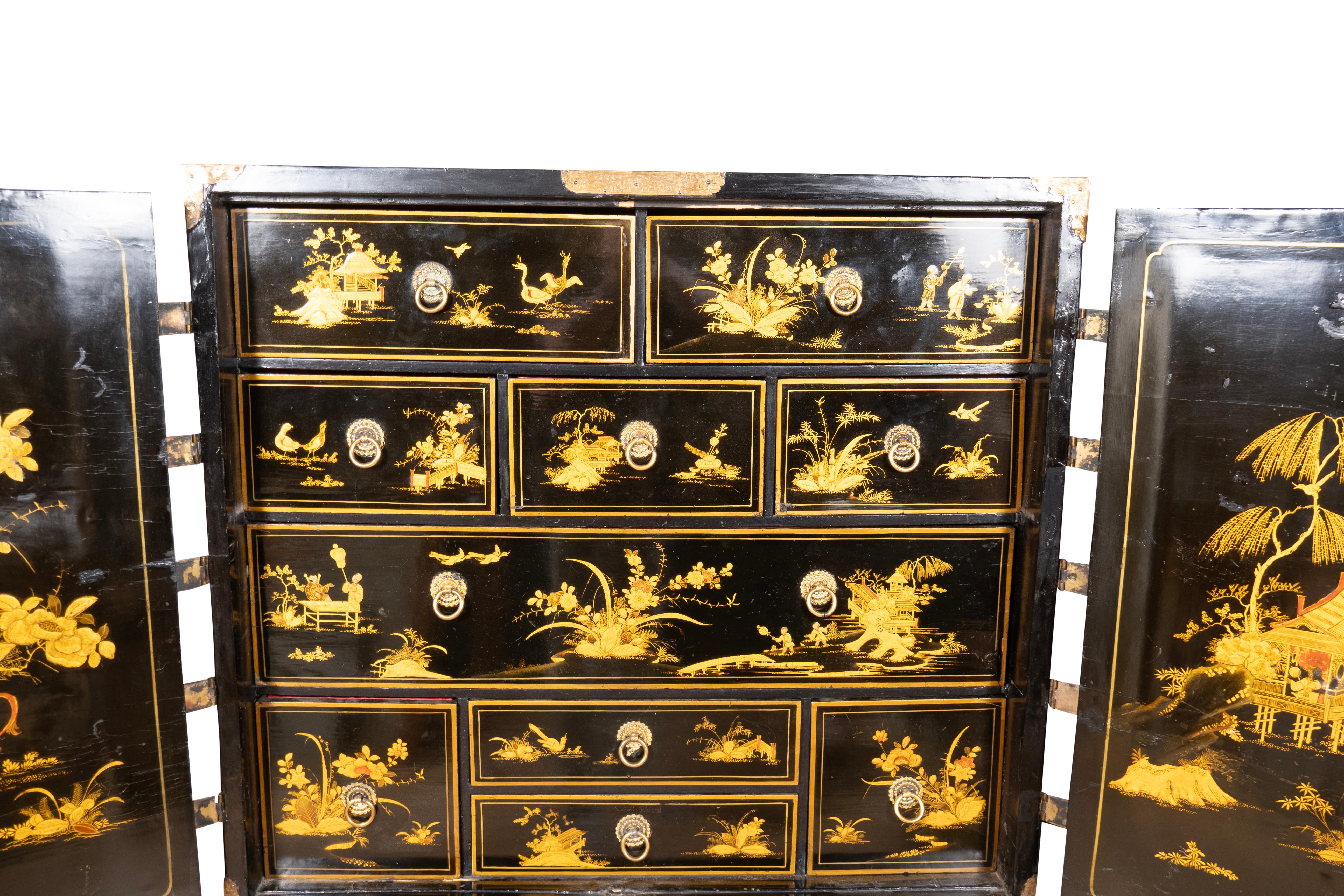 Armario Japonés Jorge III Sobre Pedestal en venta 1