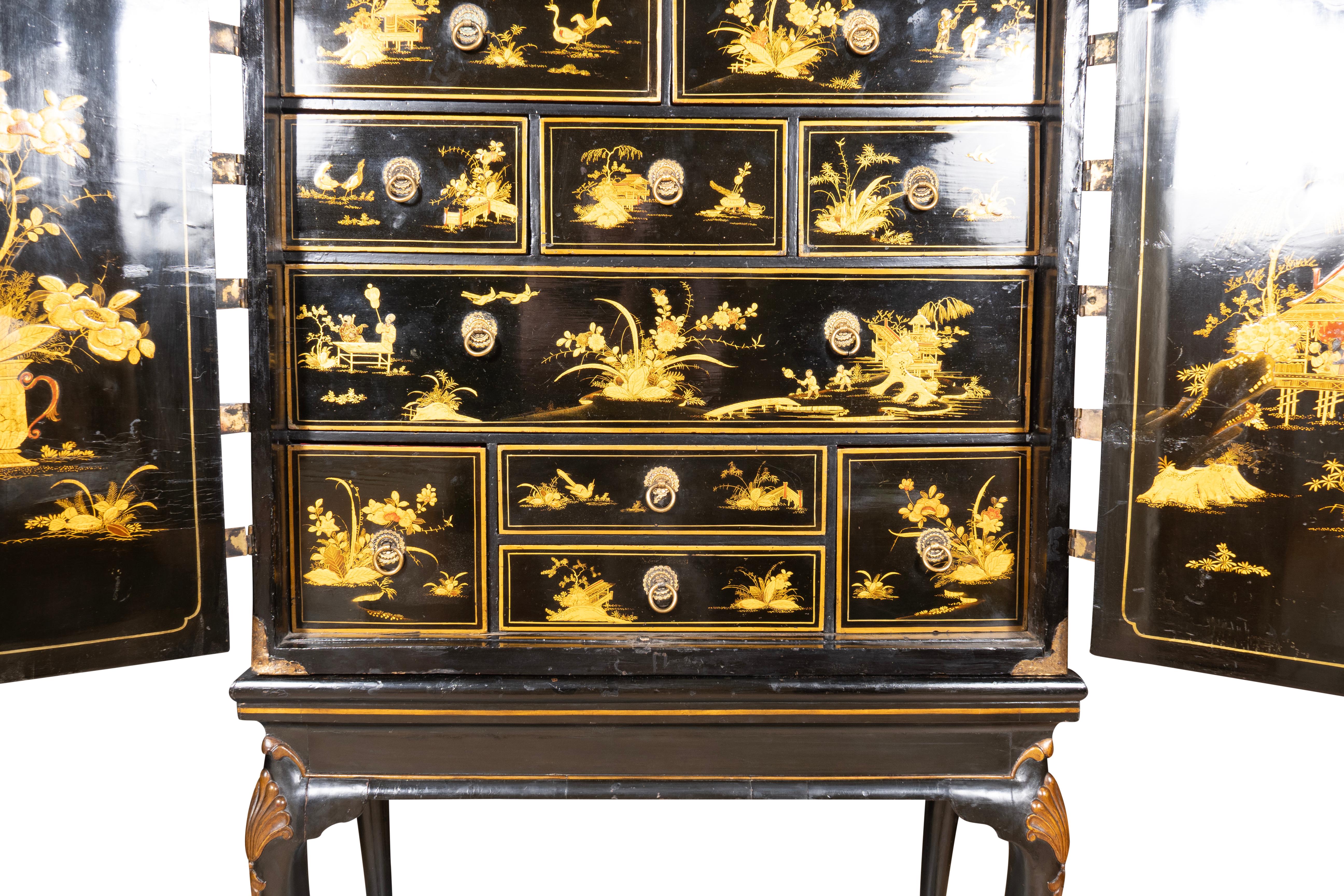 Armario Japonés Jorge III Sobre Pedestal en venta 2