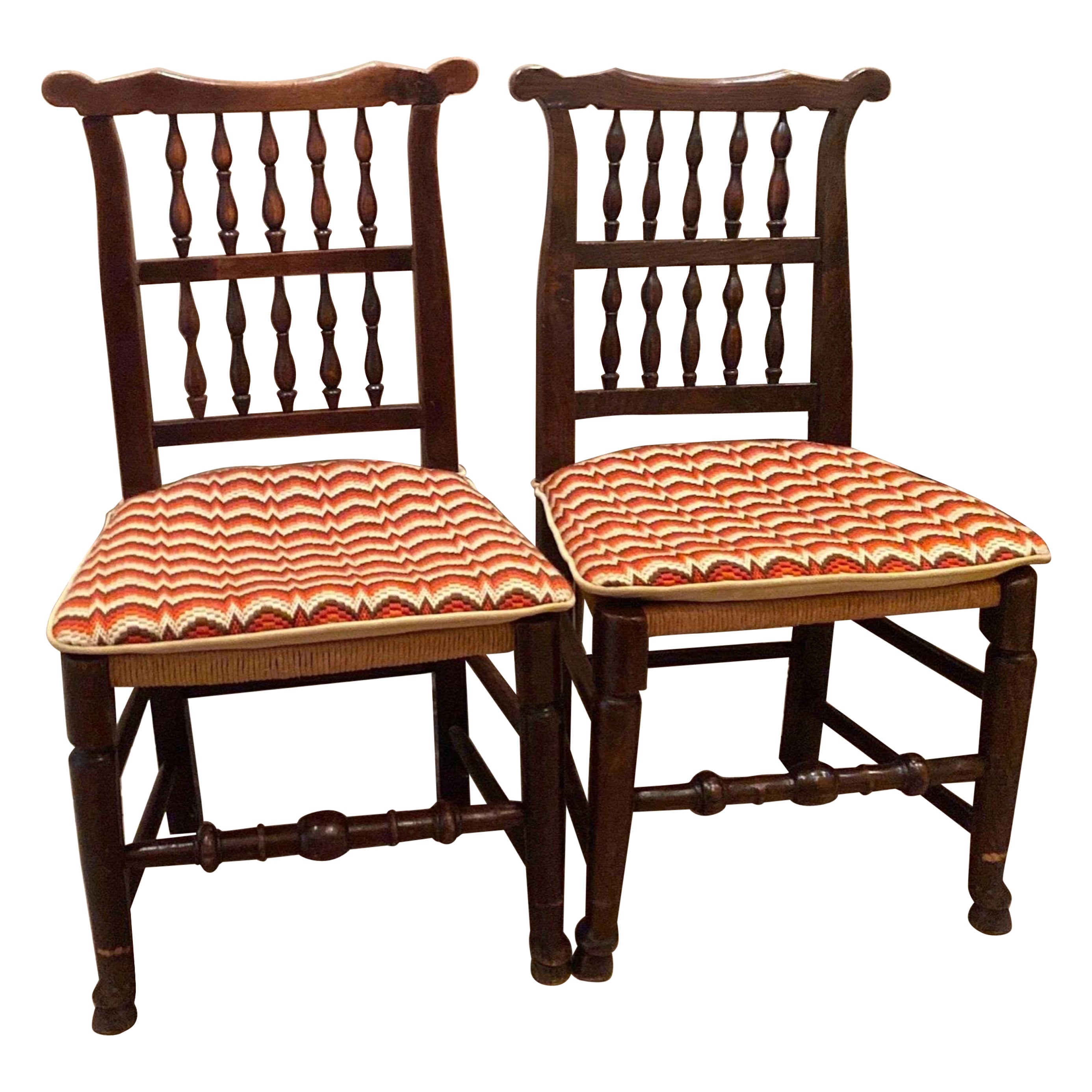 Ein zusammengesetztes Paar Beistellstühle aus George III.-Lancashire mit Leiterrückenlehnen.