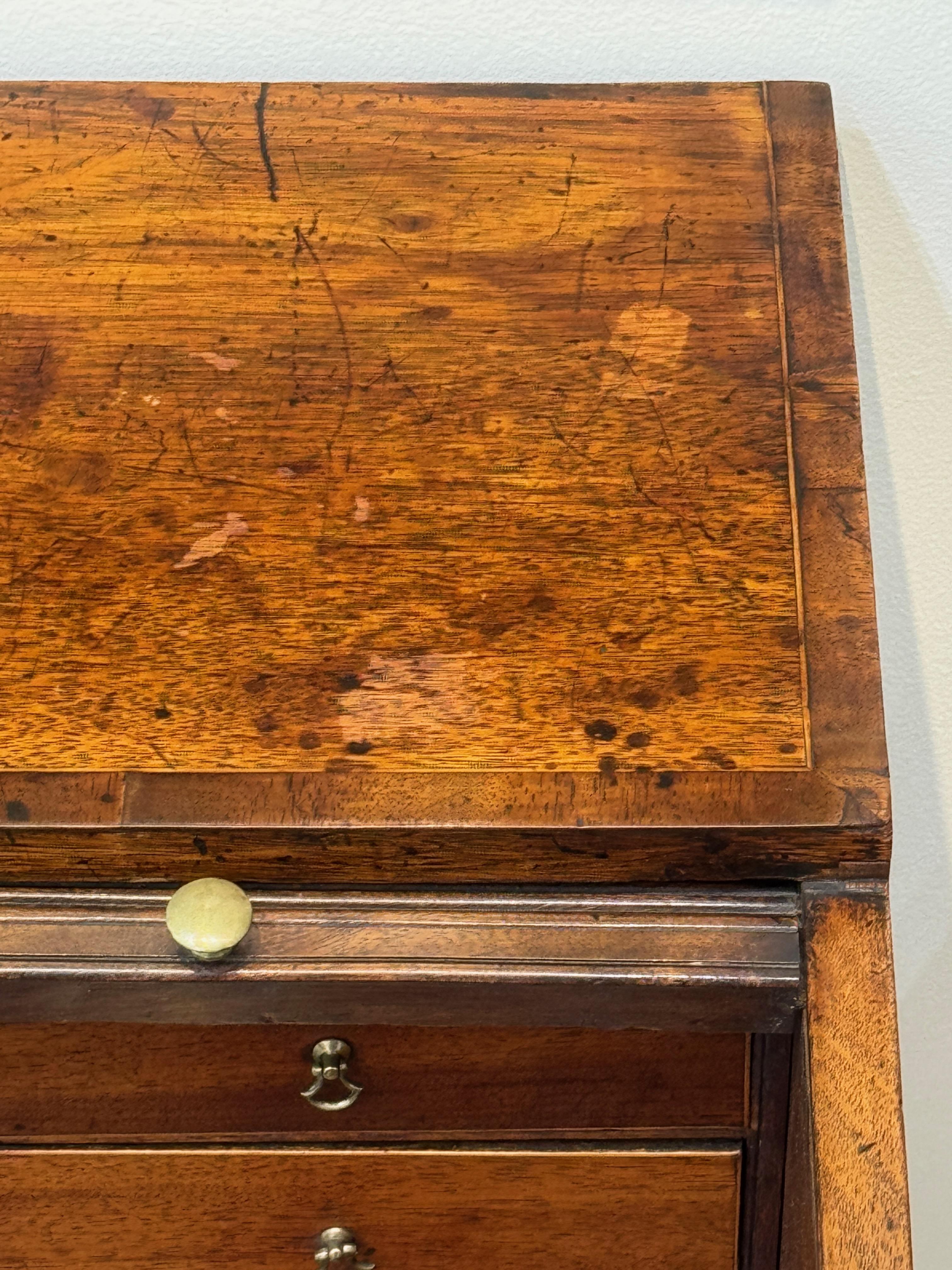 Scrivania a tamburo in mogano di Giorgio III della fine del XVIII secolo in vendita 9