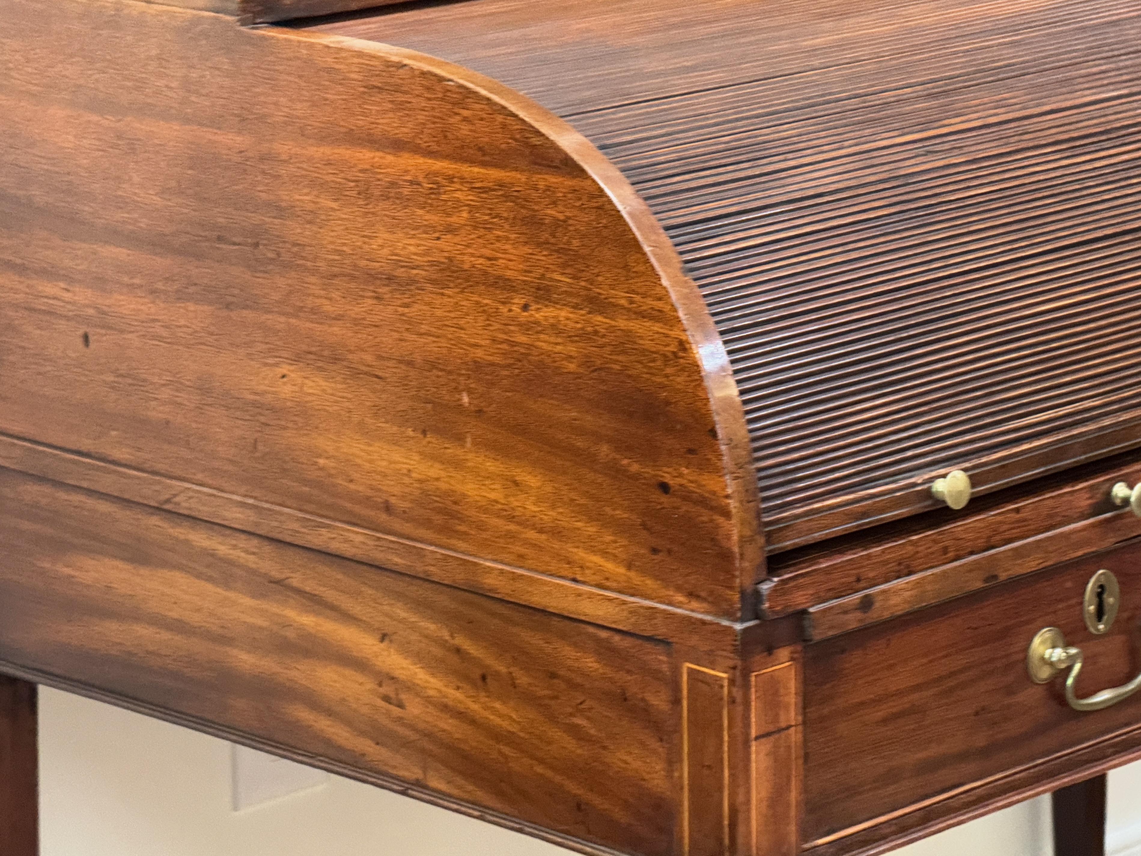 Scrivania a tamburo in mogano di Giorgio III della fine del XVIII secolo in vendita 2