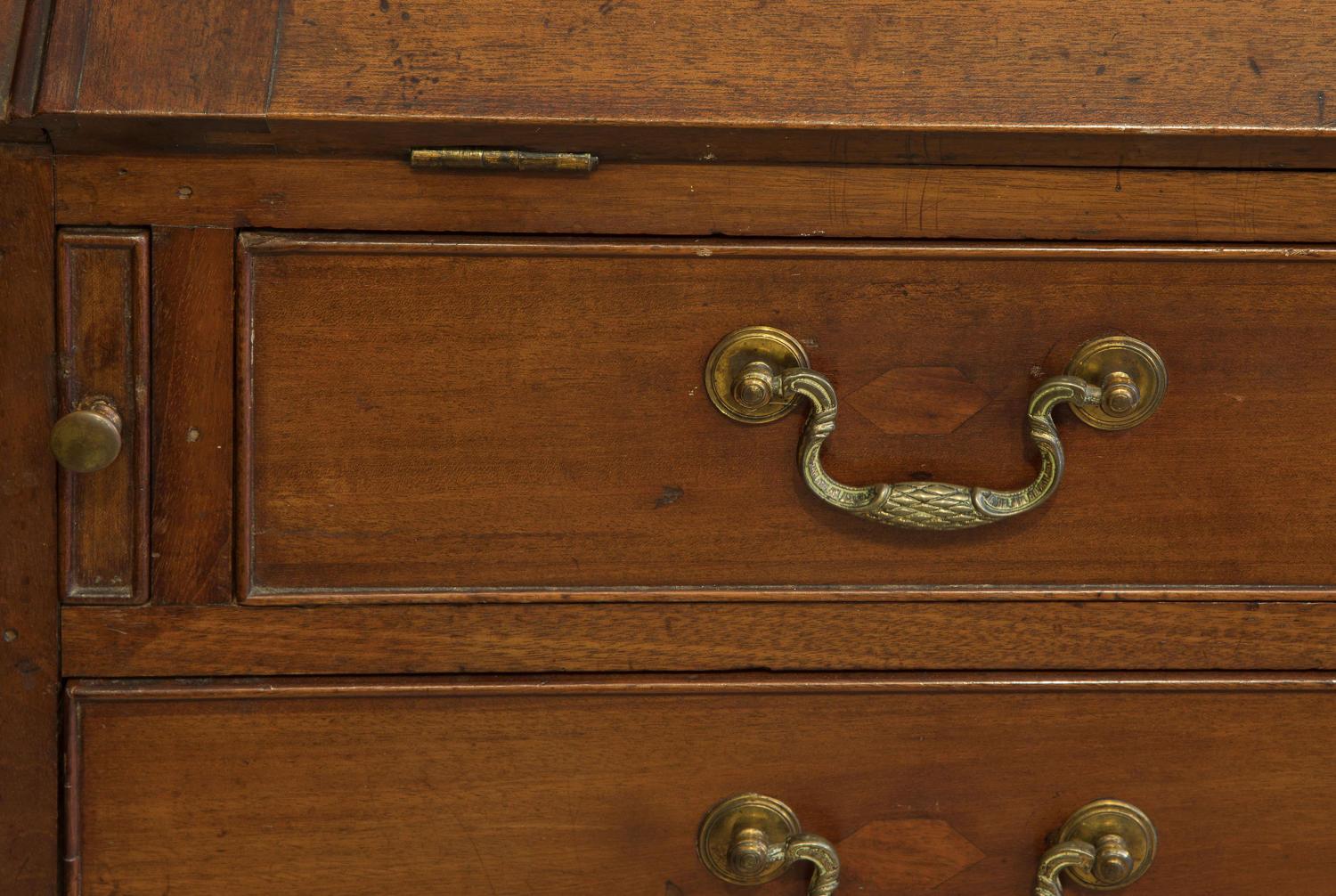 George III Mahogany 4-Drawer Bureau, Swan Neck Drop Handles Well Fitted Interior In Good Condition For Sale In Salisbury, GB
