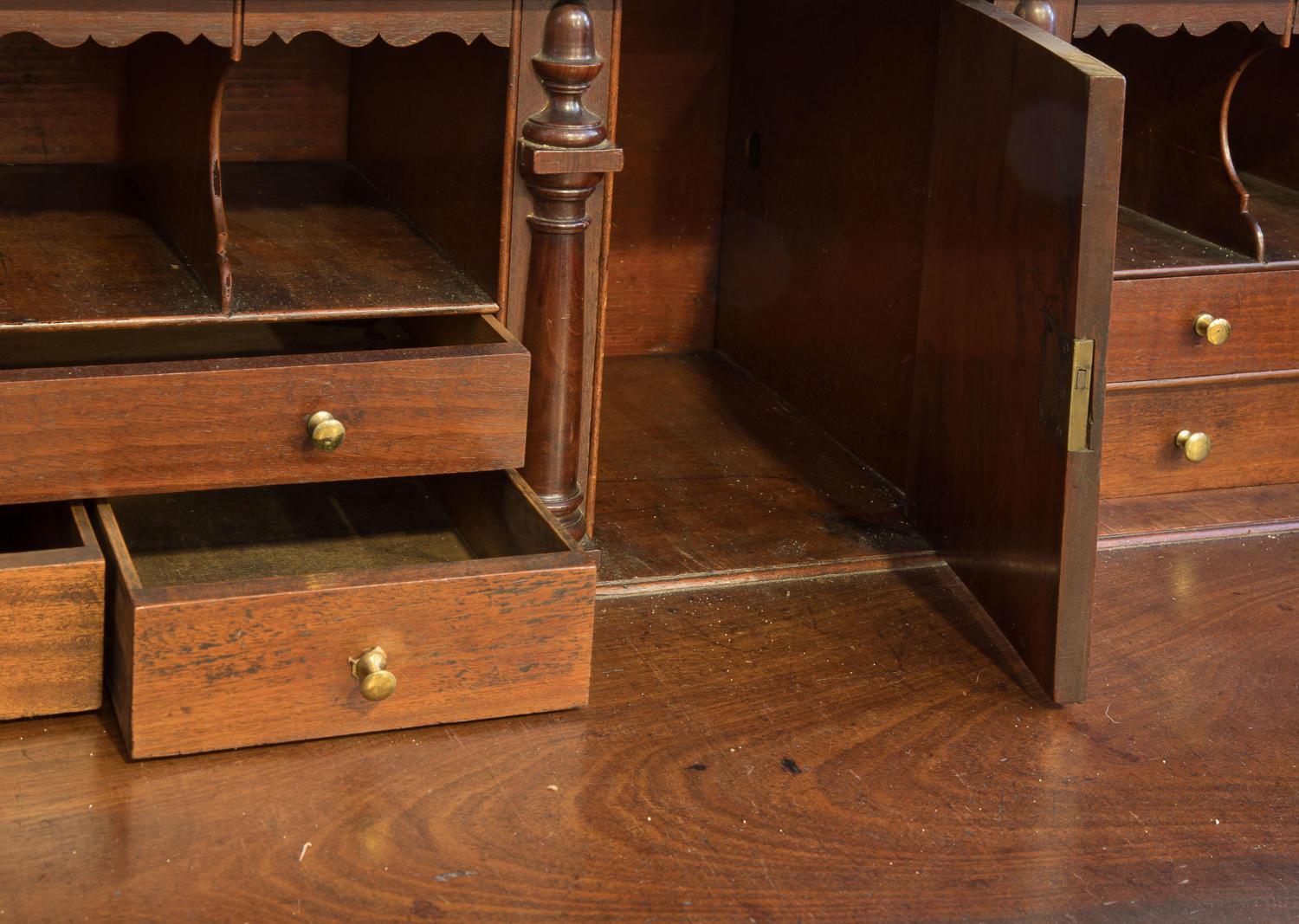 George III Mahogany 4-Drawer Bureau, Swan Neck Drop Handles Well Fitted Interior For Sale 2
