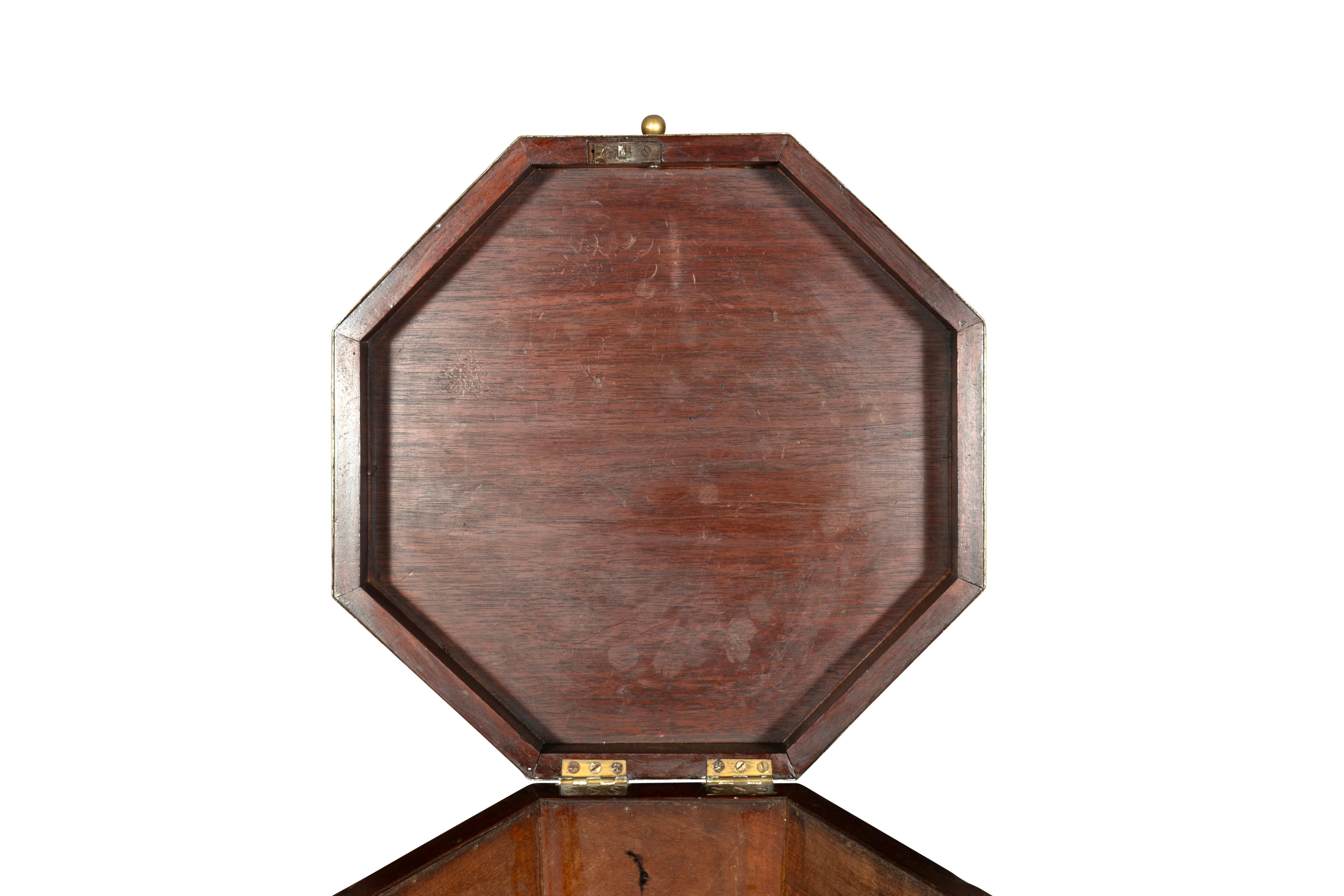 Cellarette de caoba y latón Jorge III en venta 10